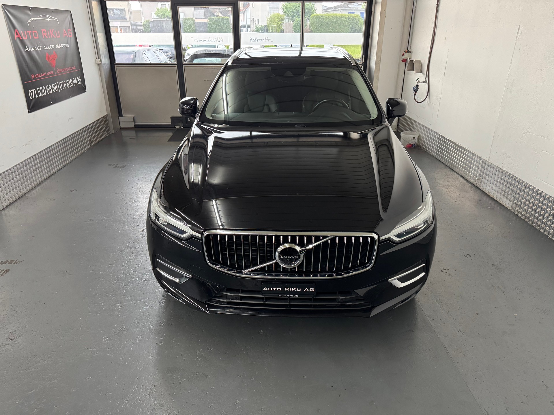VOLVO XC60 D5 AWD Momentum Geartronic-image-3