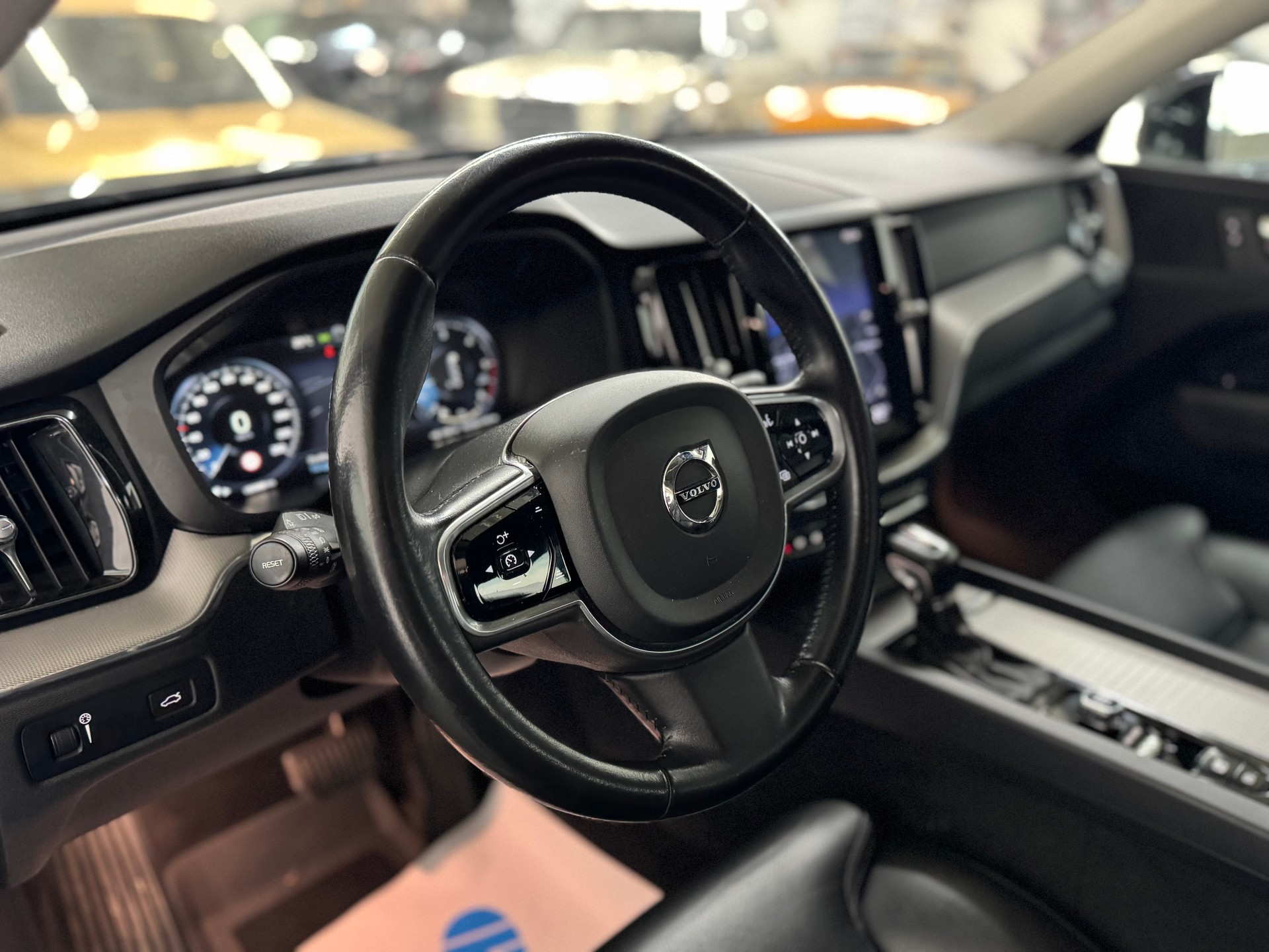 VOLVO XC60 D5 AWD Momentum Geartronic-image-12