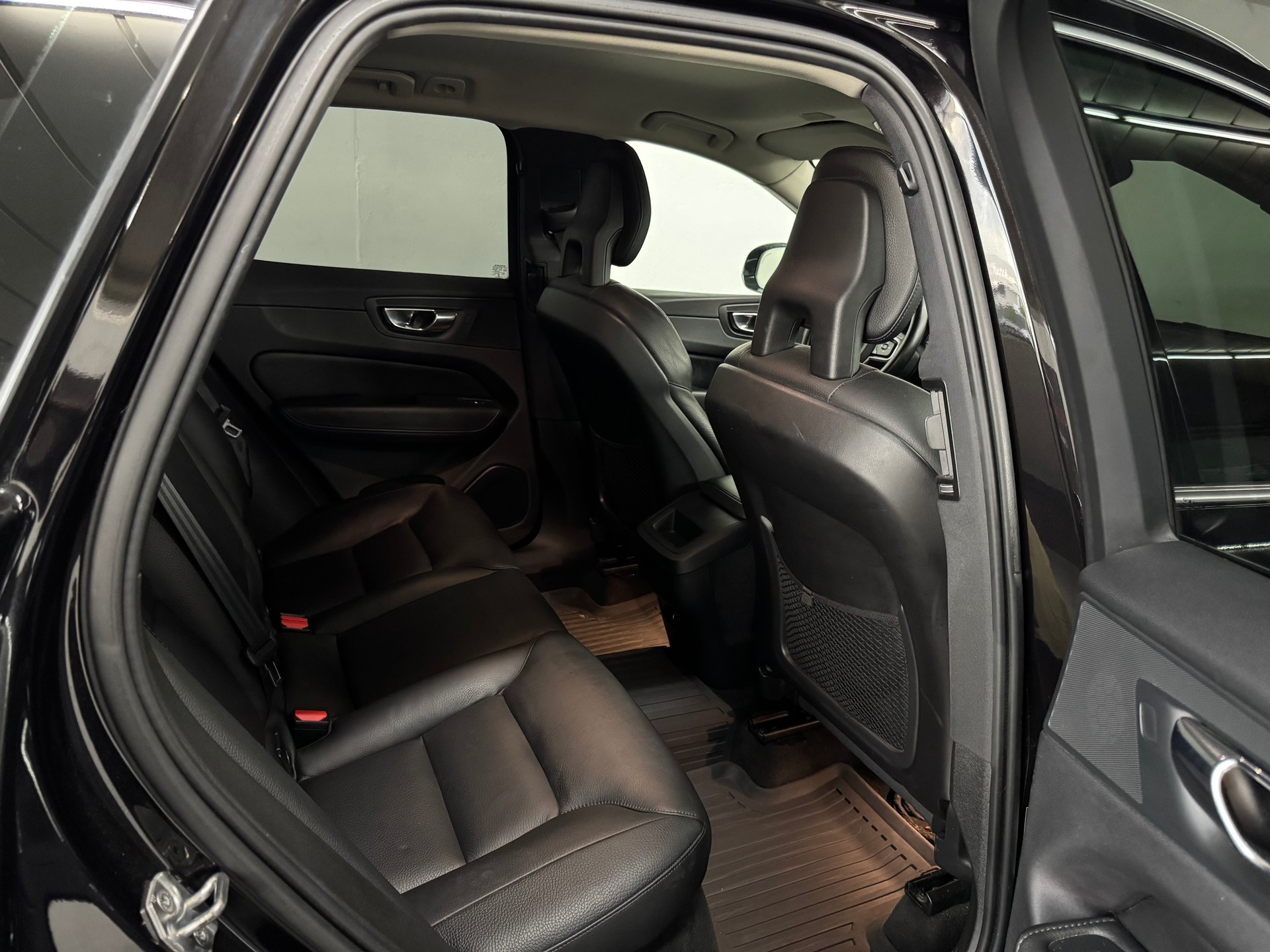 VOLVO XC60 D5 AWD Momentum Geartronic-image-21