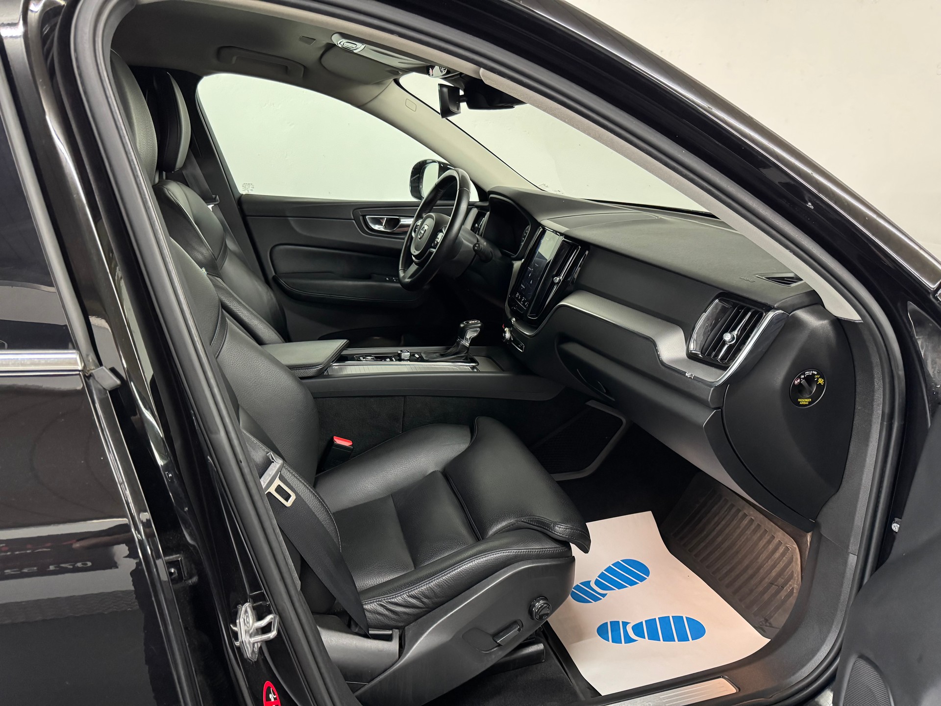 VOLVO XC60 D5 AWD Momentum Geartronic-image-19