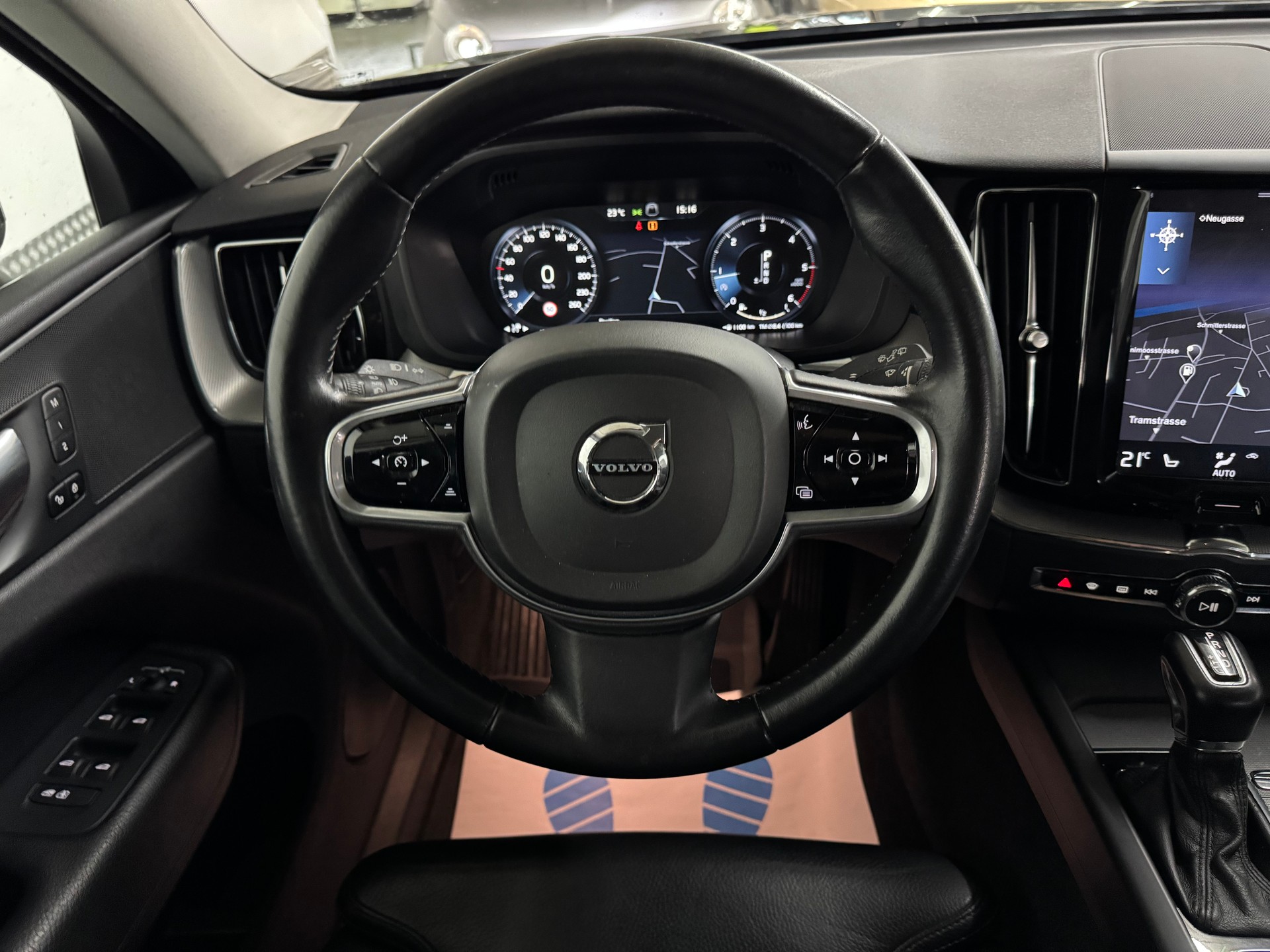 VOLVO XC60 D5 AWD Momentum Geartronic-image-16