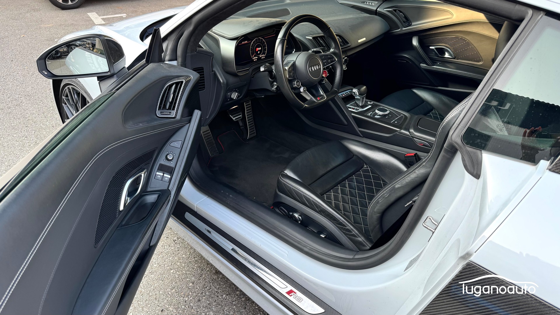 AUDI R8 Coupé 5.2 plus S-Tronic-image-6