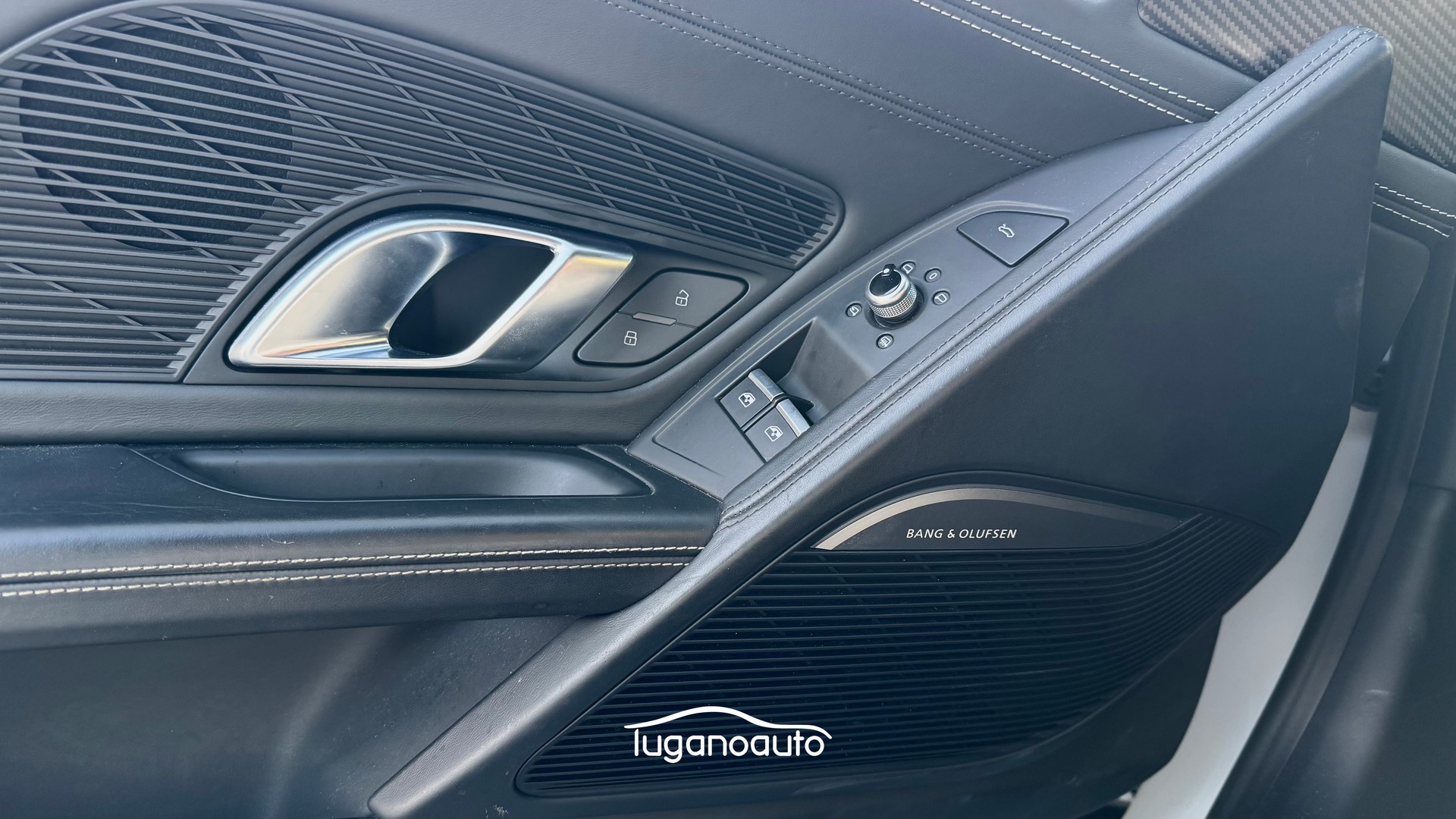 AUDI R8 Coupé 5.2 plus S-Tronic-image-13