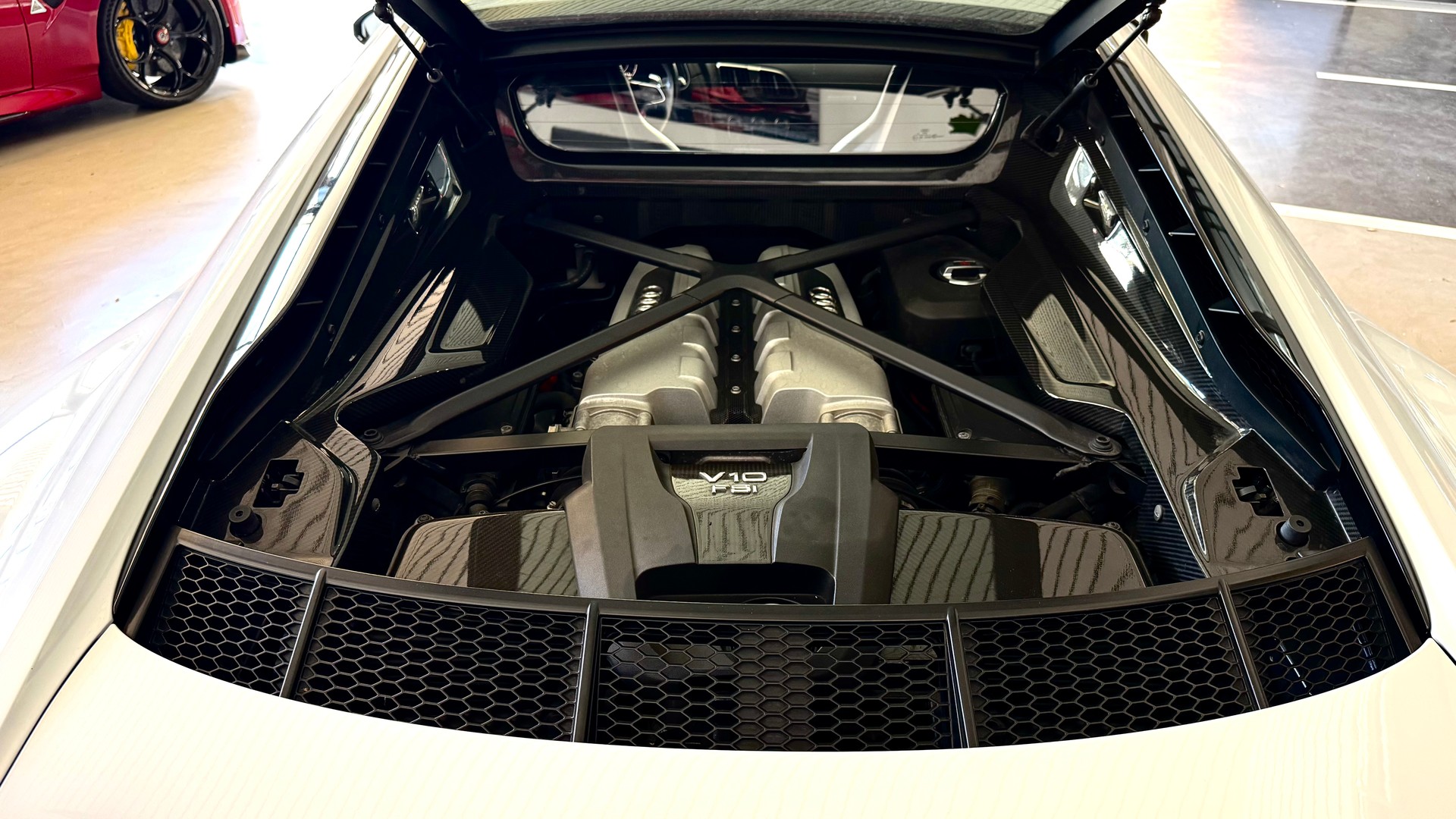 AUDI R8 Coupé 5.2 plus S-Tronic-image-12