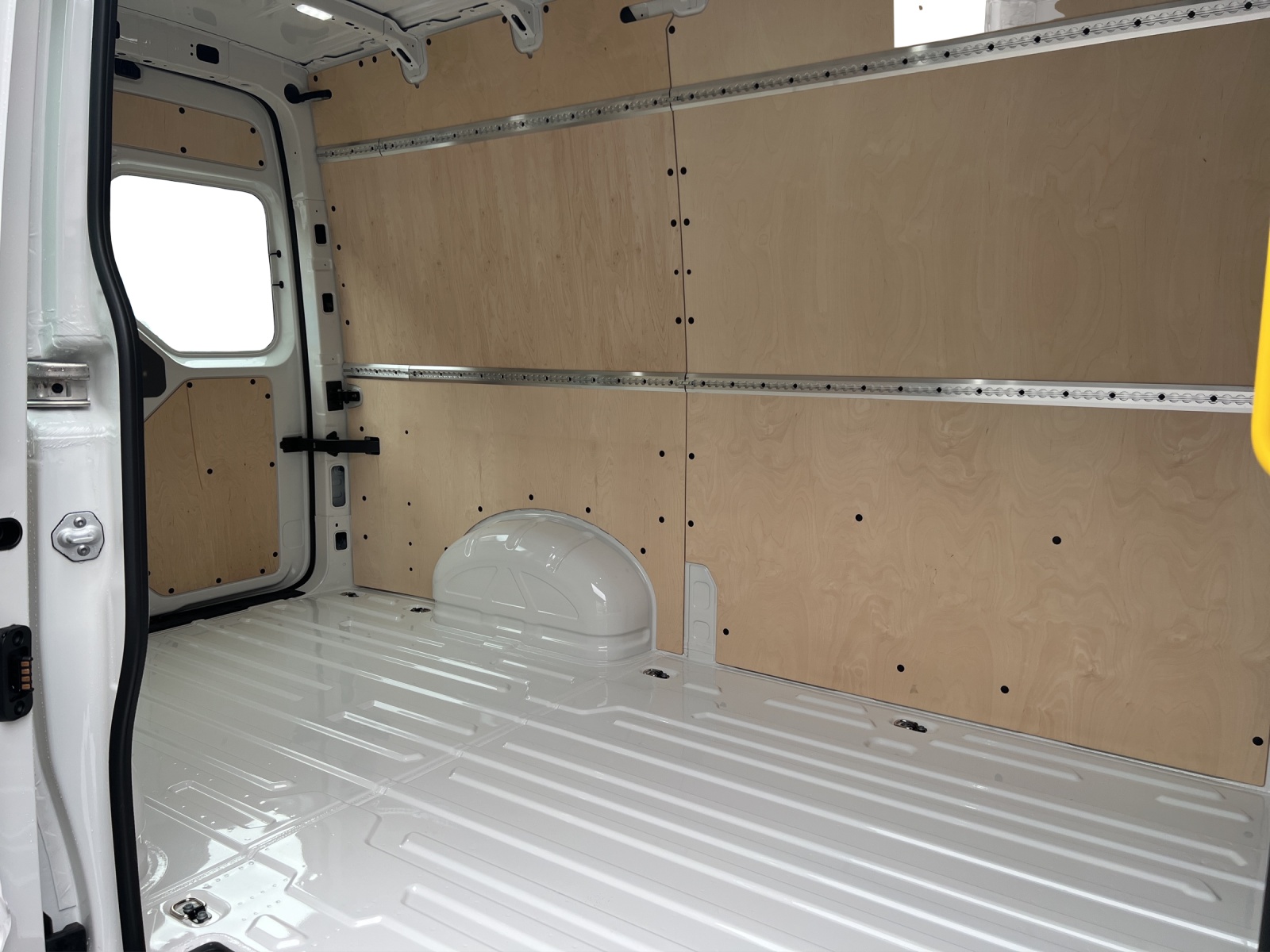 VW Crafter 35 2.0 TDI L3 HD-image-10