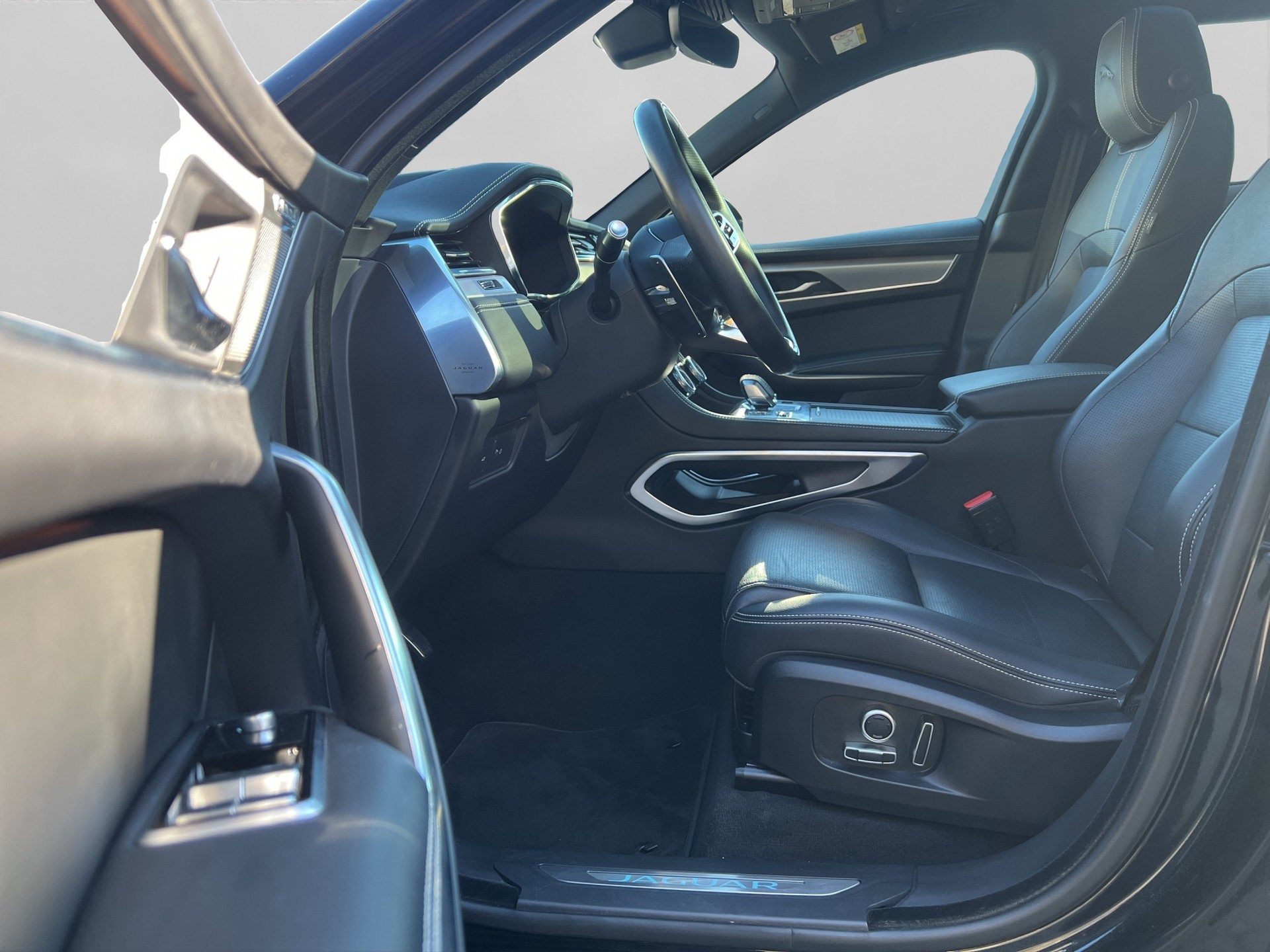 JAGUAR F-Pace 2.0 P250 R-Dynamic SE AWD-image-8