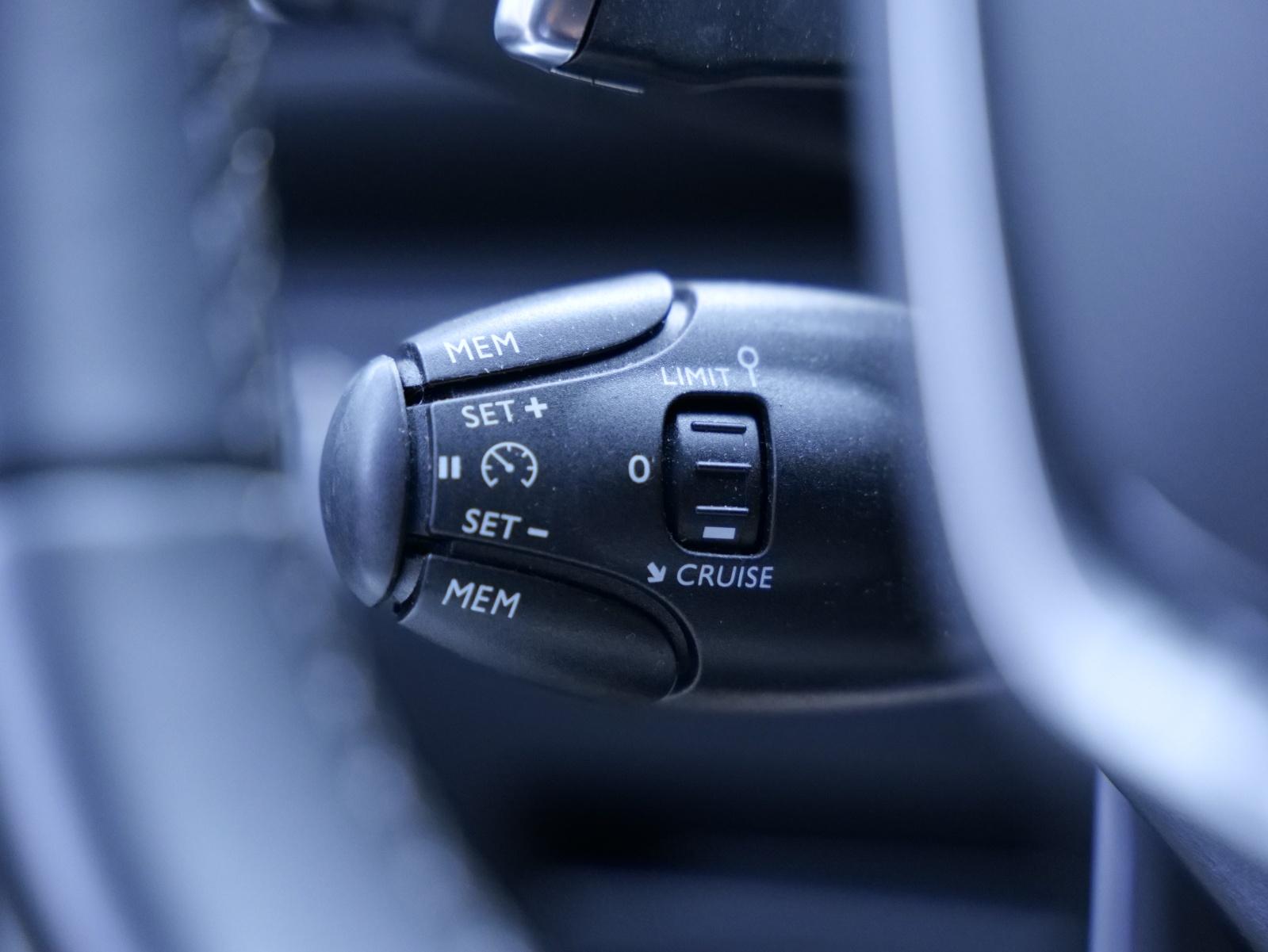 PEUGEOT 3008 1.6 PureTech Allure-image-25