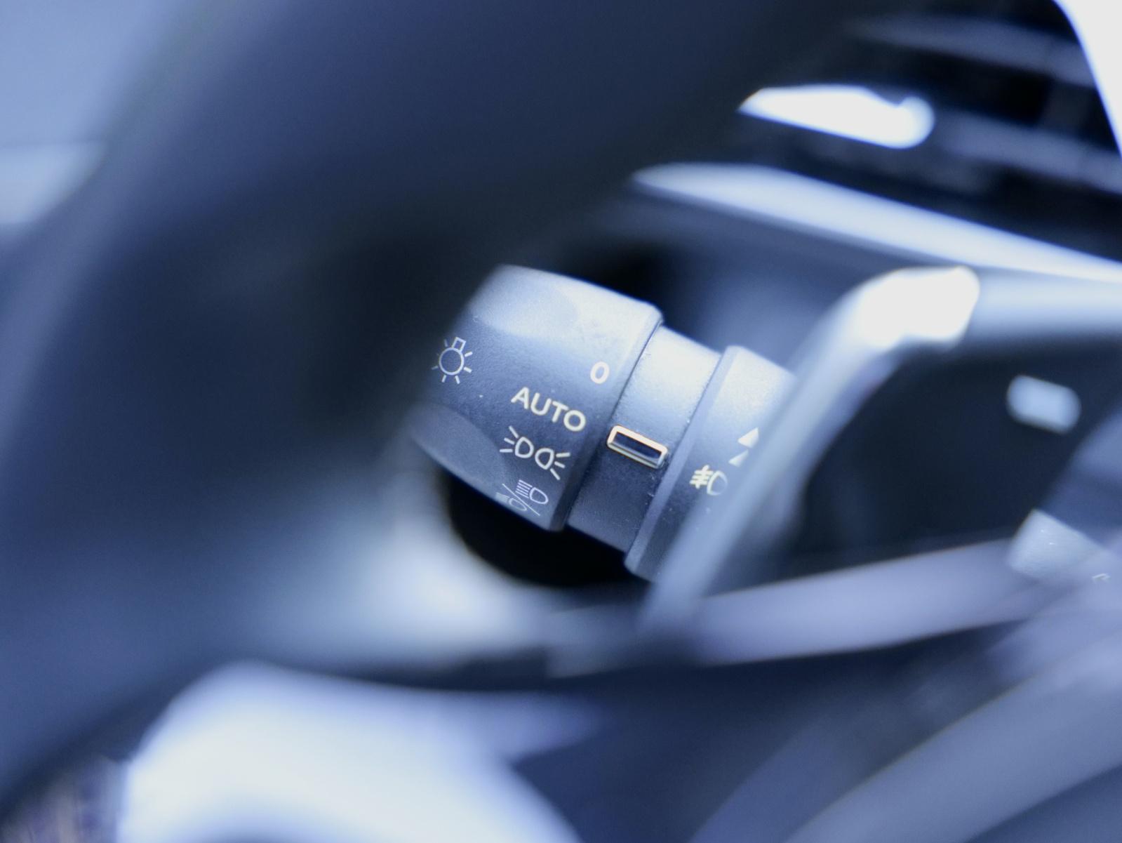 PEUGEOT 3008 1.6 PureTech Allure-image-22