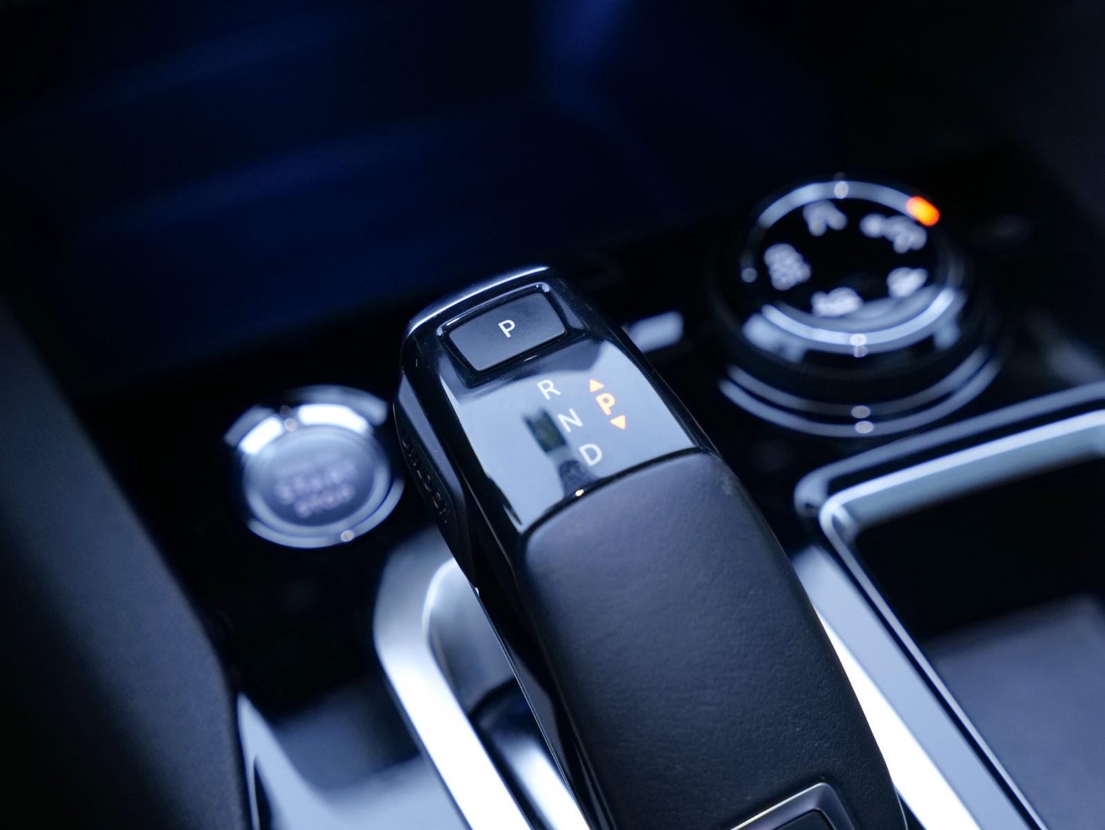 PEUGEOT 3008 1.6 PureTech Allure-image-18