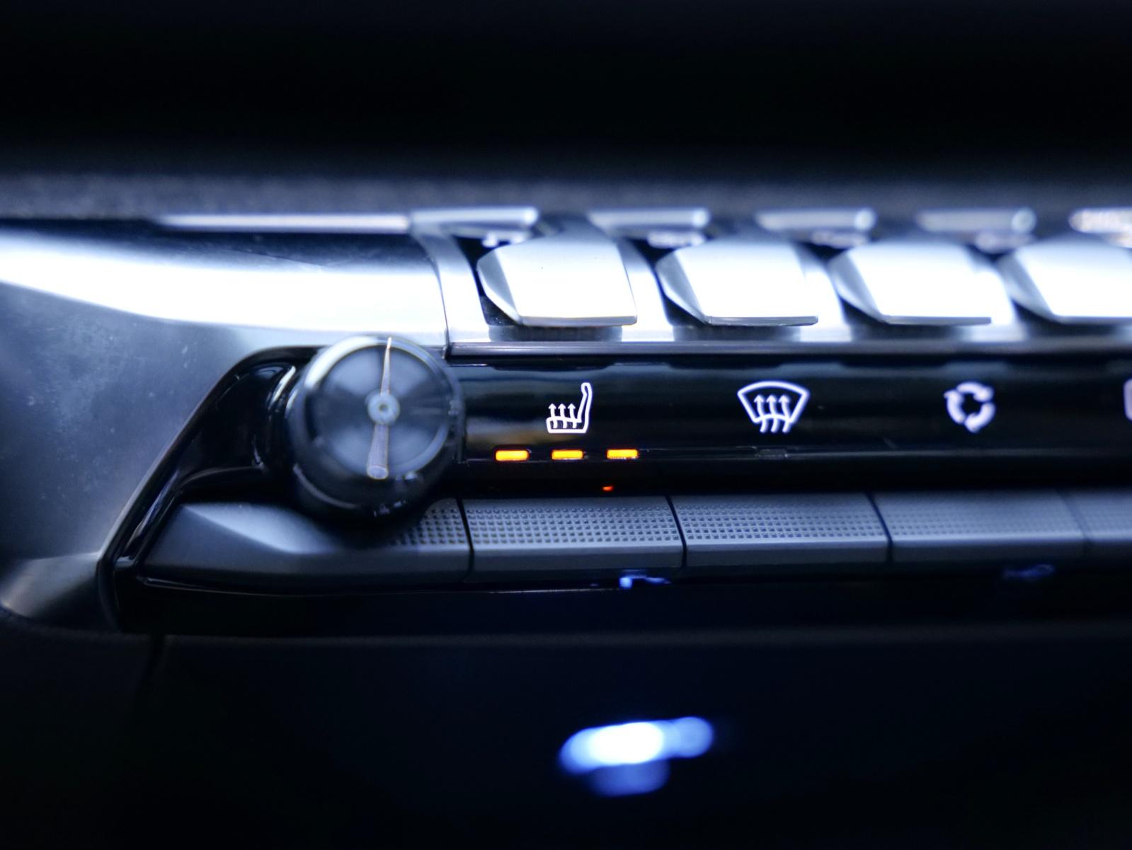 PEUGEOT 3008 1.6 PureTech Allure-image-21