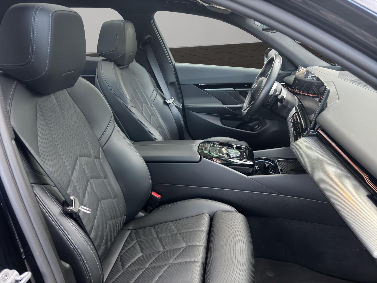 BMW 520d xDrive Touring-image-12