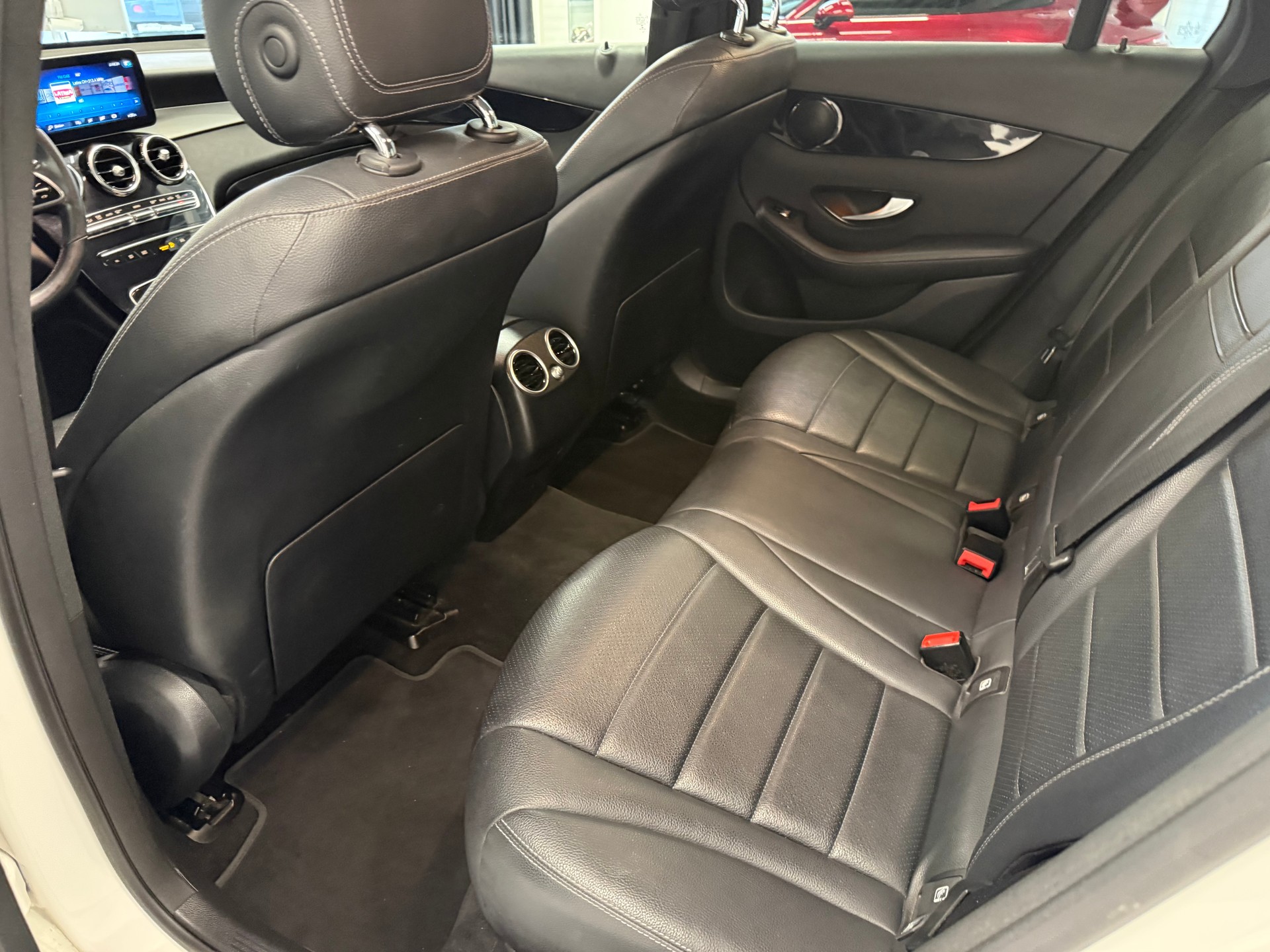 MERCEDES-BENZ GLC 200 AMG Line 4Matic 9G-Tronic-image-12