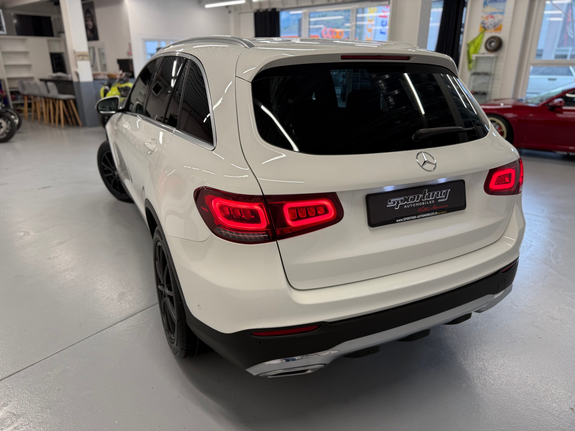 MERCEDES-BENZ GLC 200 AMG Line 4Matic 9G-Tronic-image-6