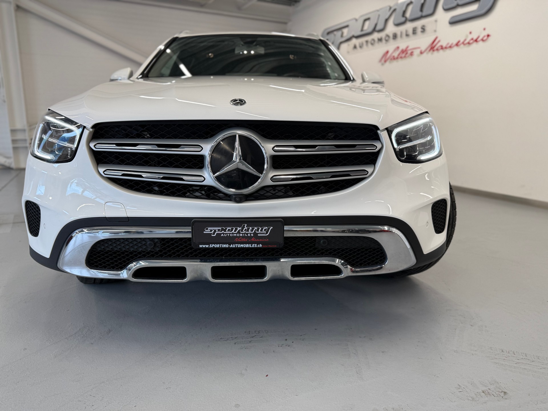 MERCEDES-BENZ GLC 200 AMG Line 4Matic 9G-Tronic-image-4