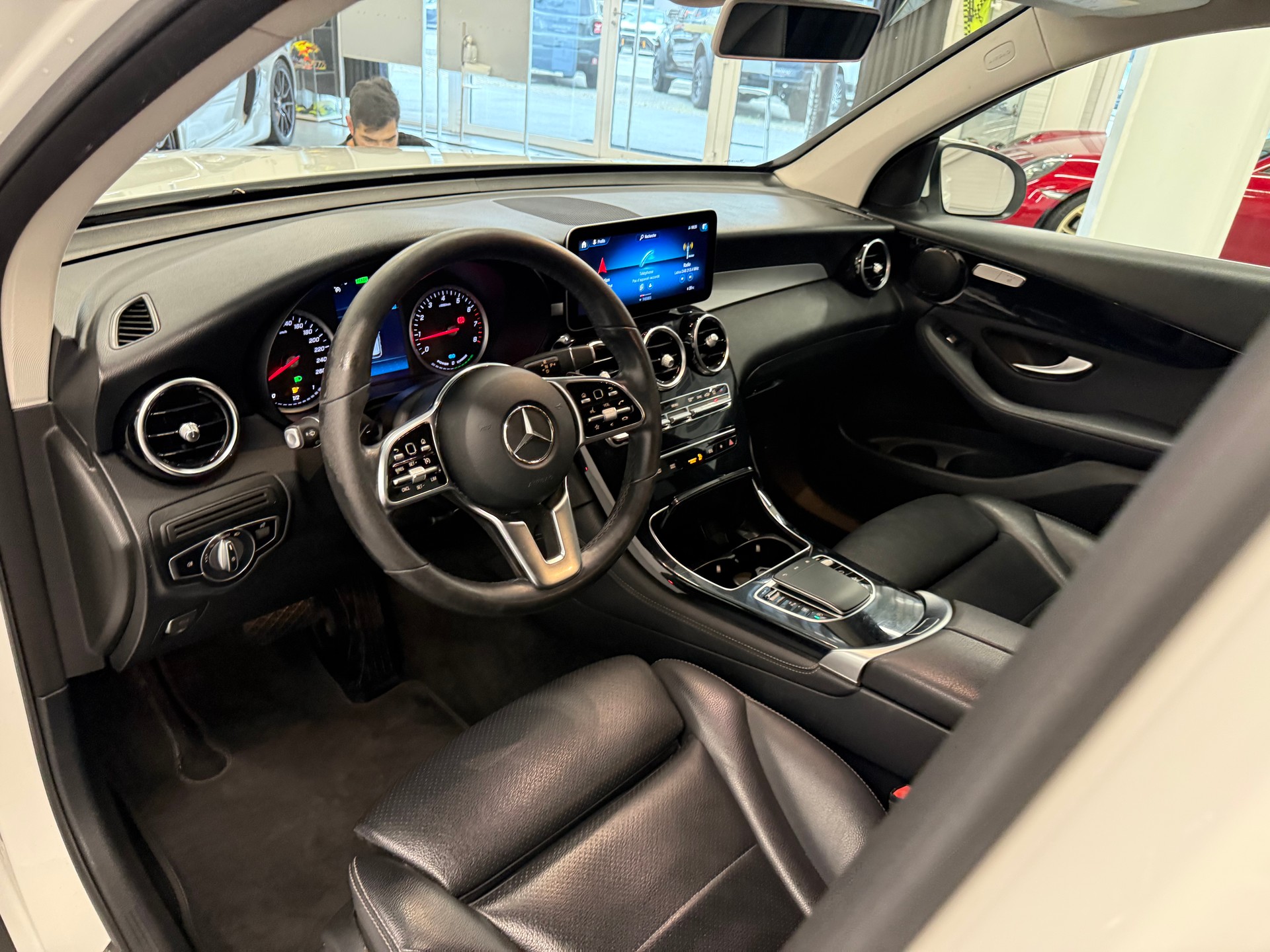 MERCEDES-BENZ GLC 200 AMG Line 4Matic 9G-Tronic-image-9