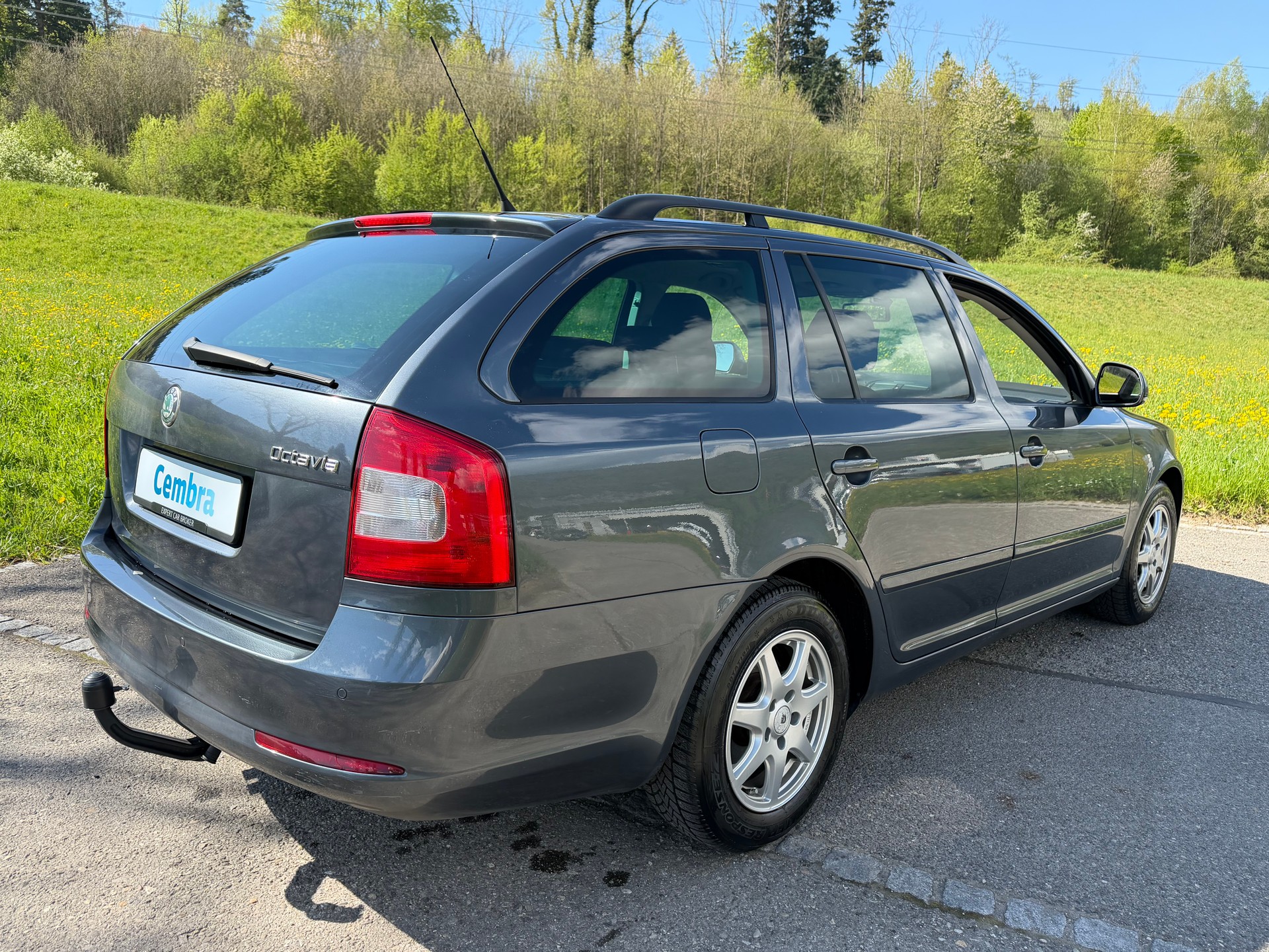 SKODA 4X4 OCTAVIA KOMBI 1.6 TDI 4x4 MIT AHK 1600 KG. 6 GANG SCHALTER. AB MFK. SAUBER + GEPFLEGT. GUT + GÜNSTIG !! CHF 4`990.--image-3