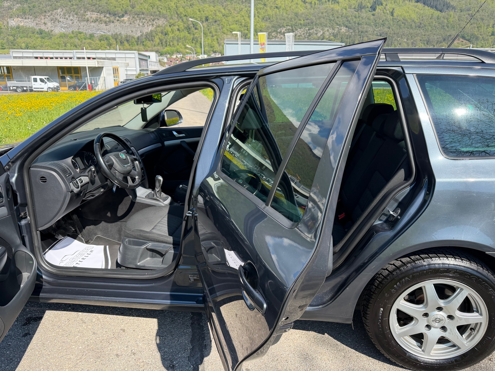 SKODA 4X4 OCTAVIA KOMBI 1.6 TDI 4x4 MIT AHK 1600 KG. 6 GANG SCHALTER. AB MFK. SAUBER + GEPFLEGT. GUT + GÜNSTIG !! CHF 4`990.--image-19
