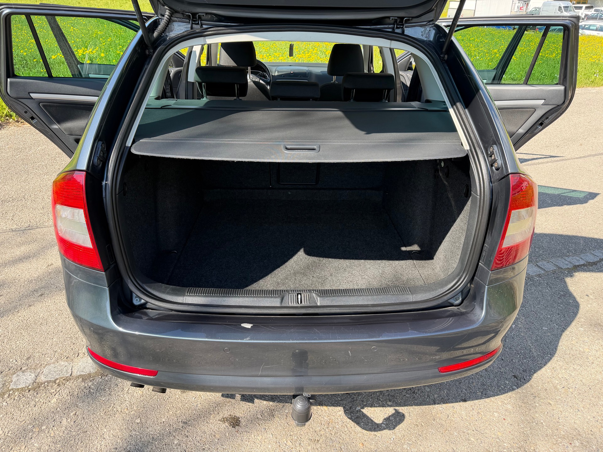 SKODA 4X4 OCTAVIA KOMBI 1.6 TDI 4x4 MIT AHK 1600 KG. 6 GANG SCHALTER. AB MFK. SAUBER + GEPFLEGT. GUT + GÜNSTIG !! CHF 4`990.--image-40