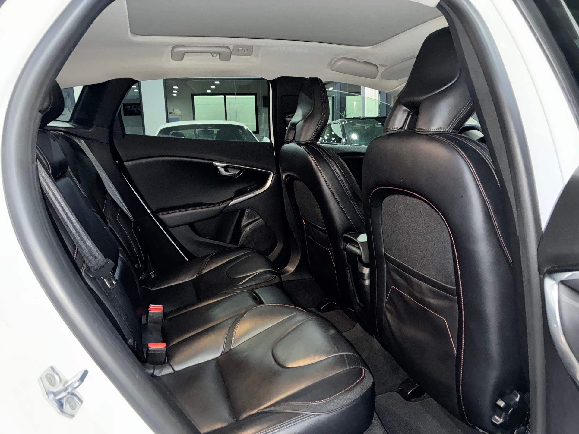VOLVO V40 Cross Country D3 Ocean Race Geartronic-image-9