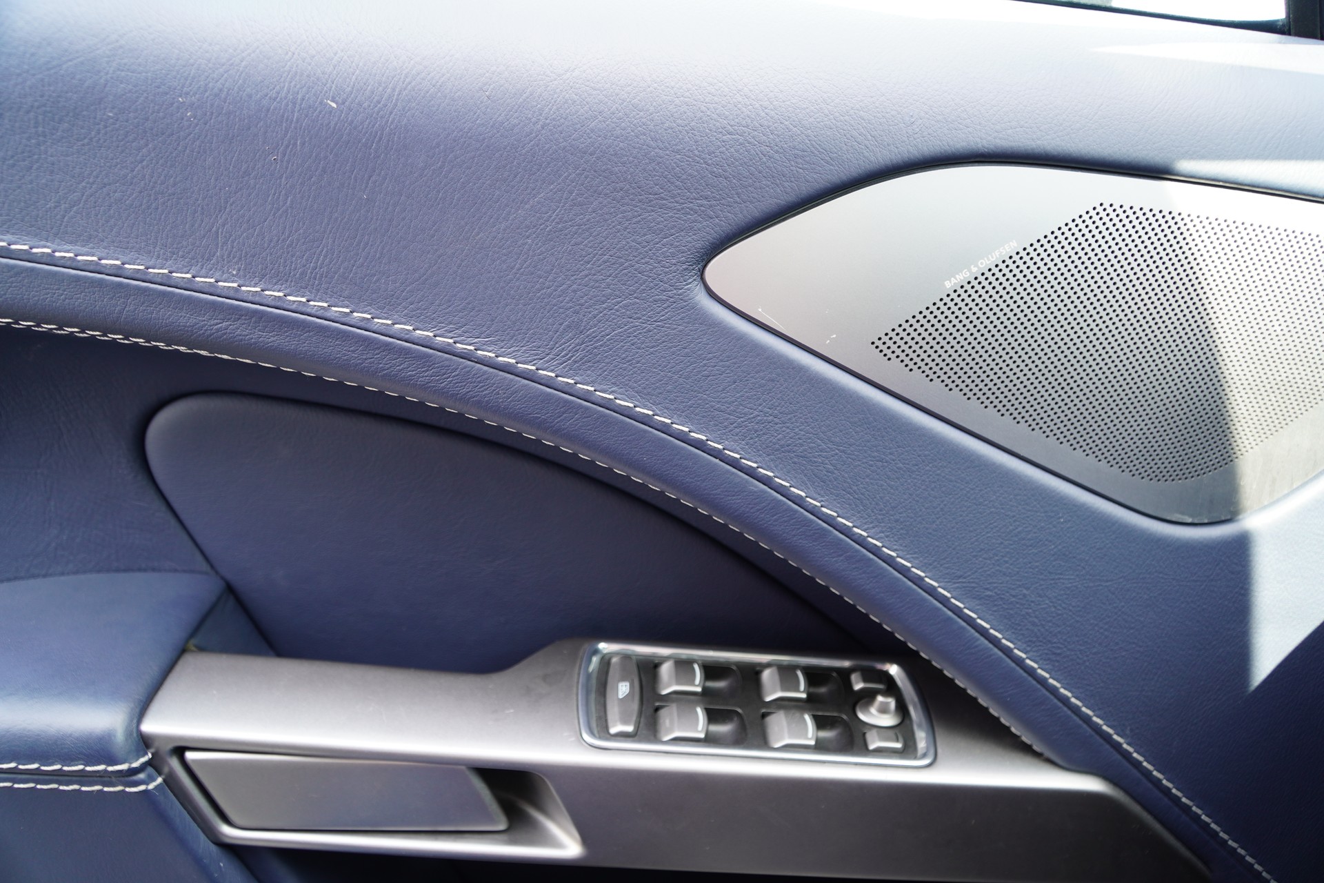 ASTON MARTIN Rapide 5.9 V12 Touchtronic 2-image-17
