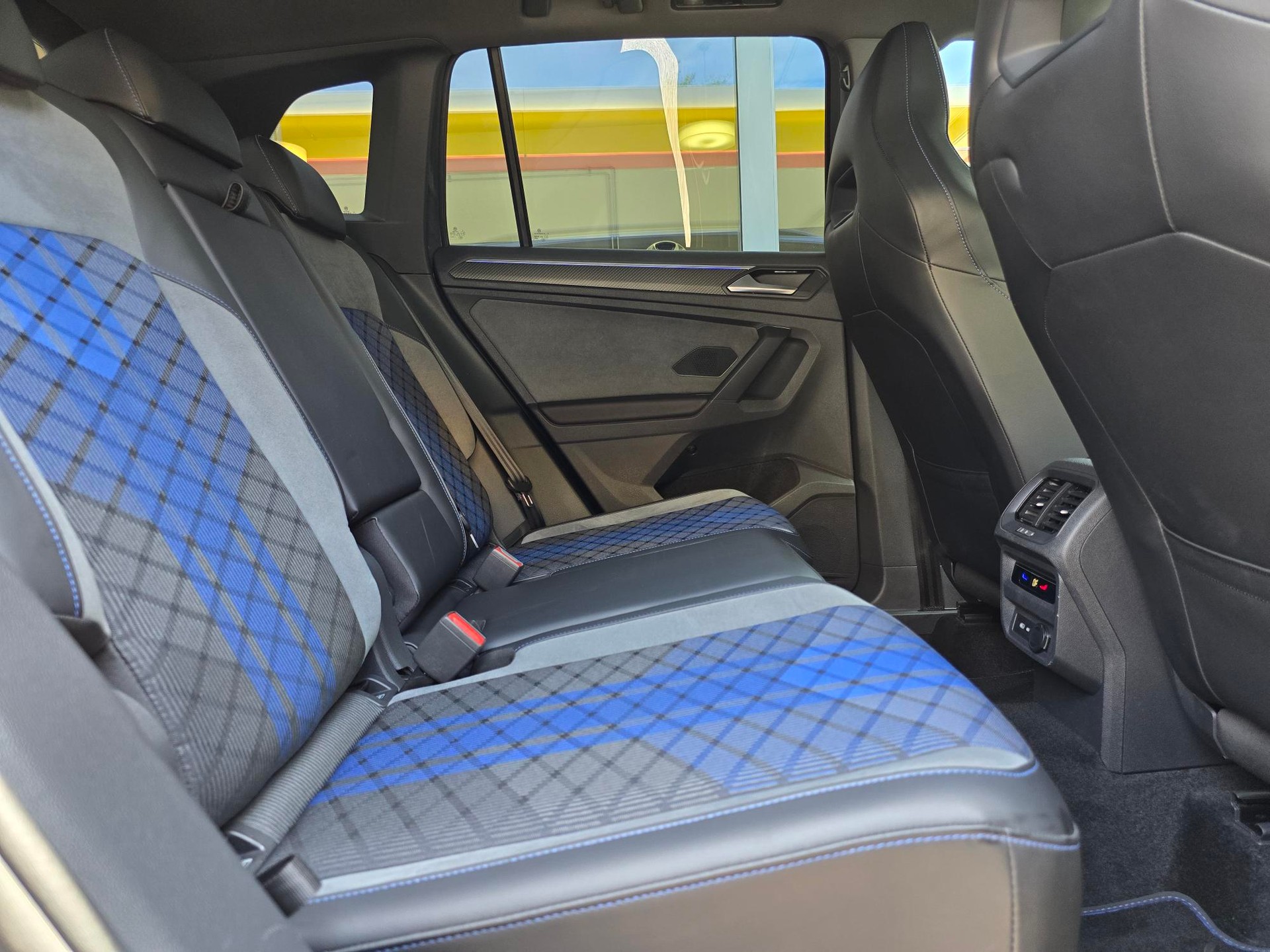 VW Tiguan 2.0TSI R 4Motion DSG-image-8