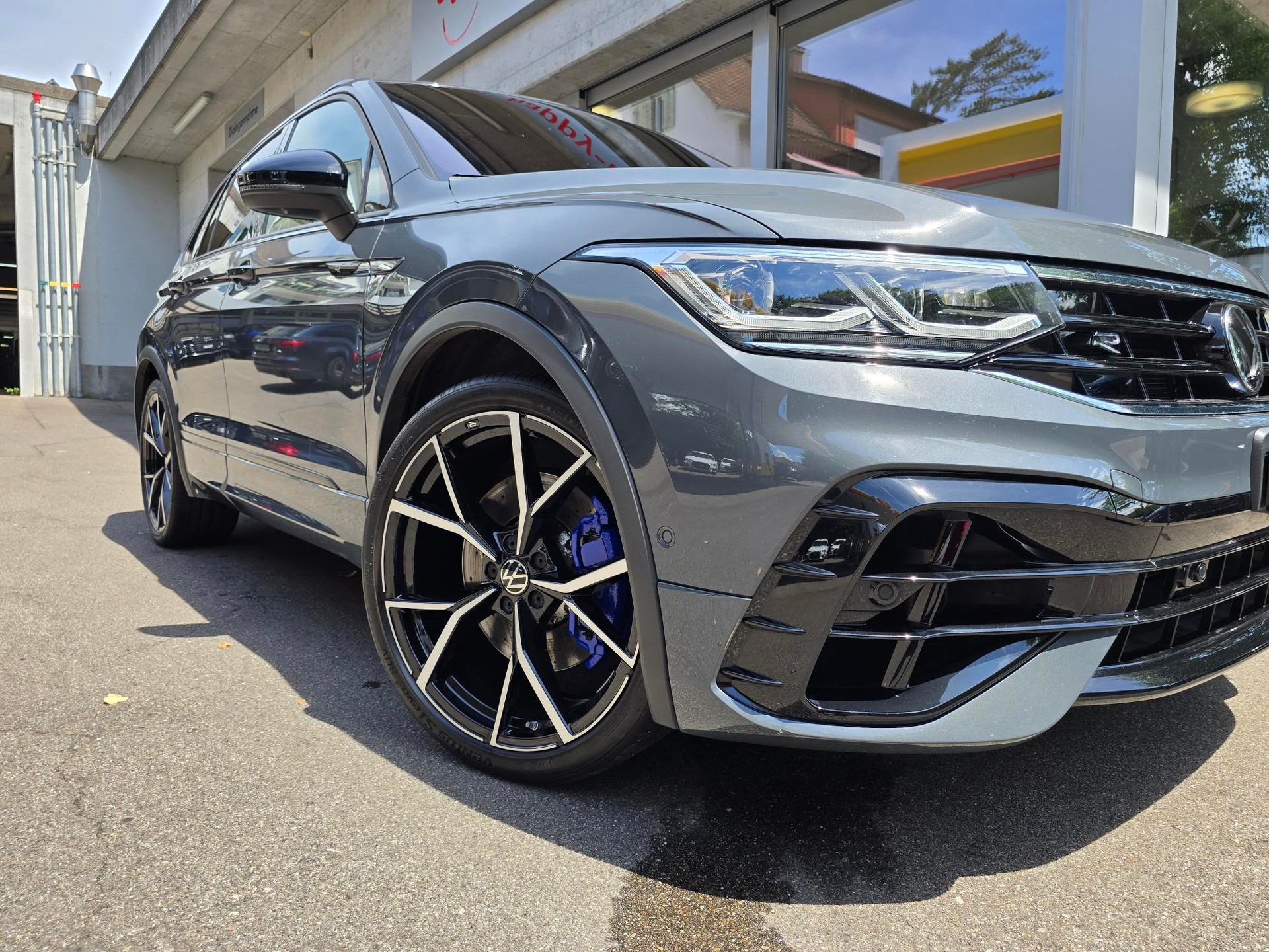 VW Tiguan 2.0TSI R 4Motion DSG-image-17