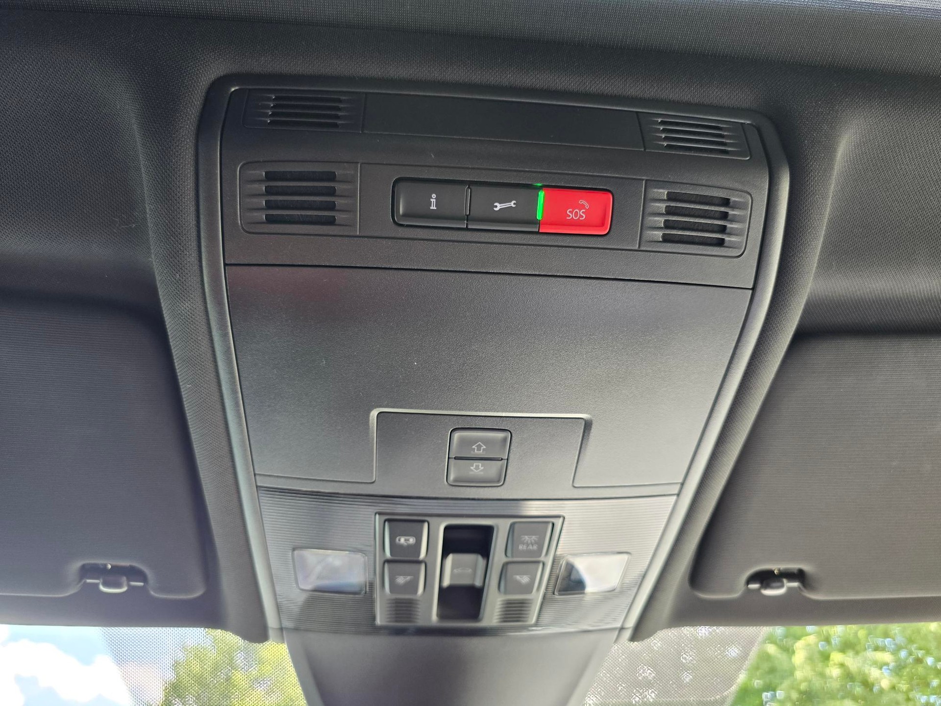 VW Tiguan 2.0TSI R 4Motion DSG-image-12