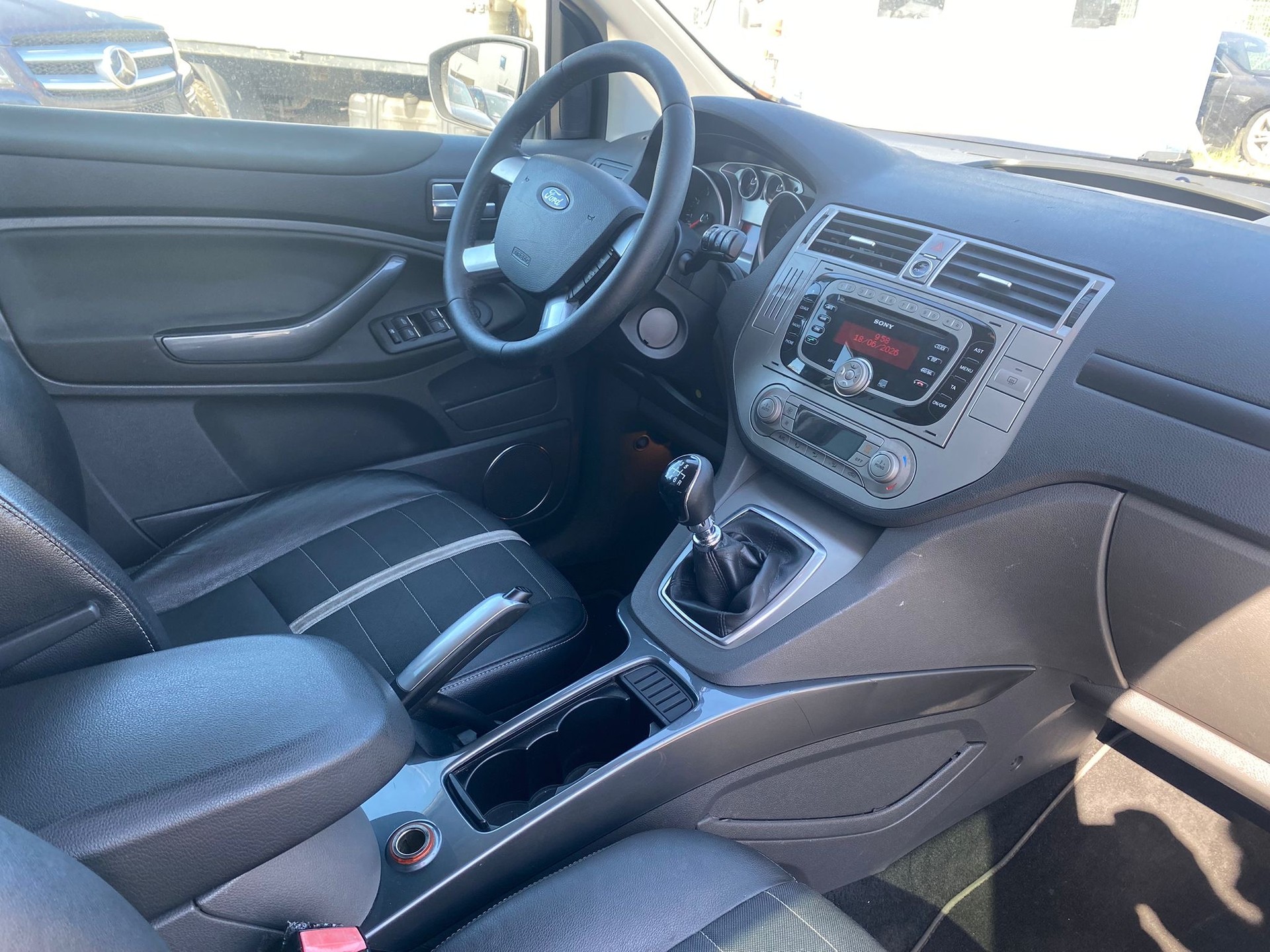 FORD Kuga 2.5 Turbo Titanium 4WD-image-9