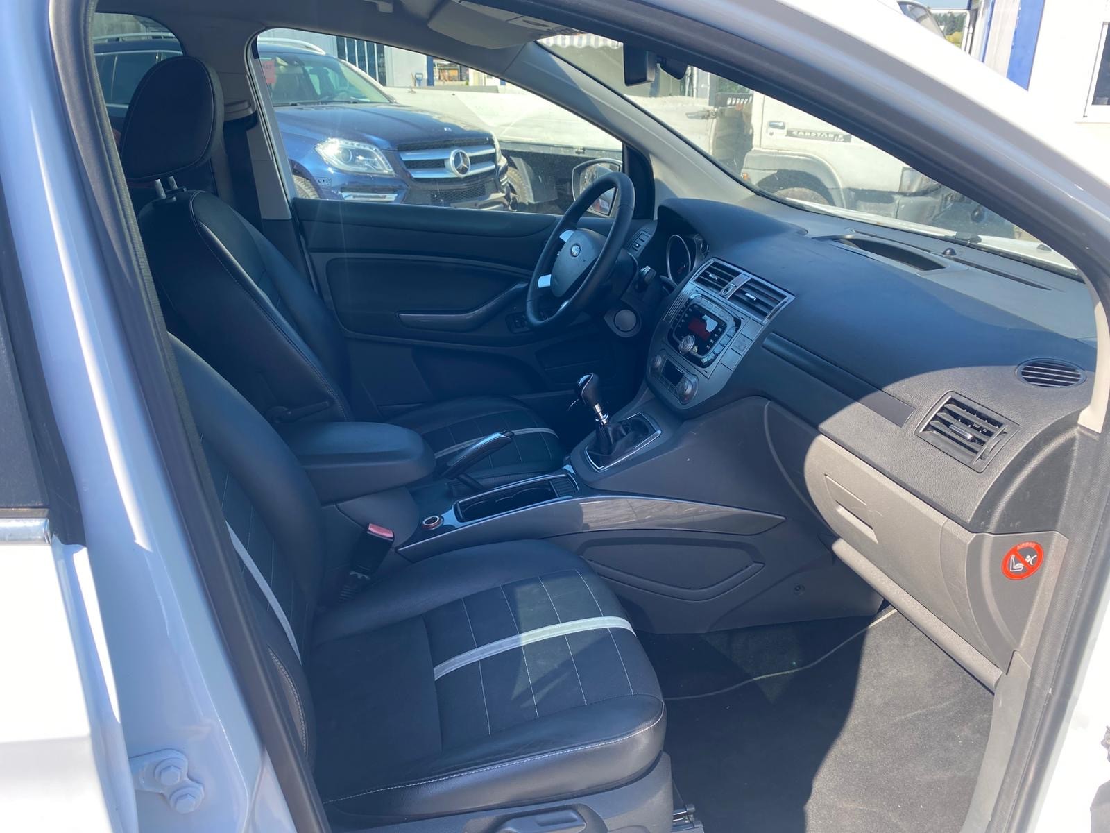 FORD Kuga 2.5 Turbo Titanium 4WD-image-7
