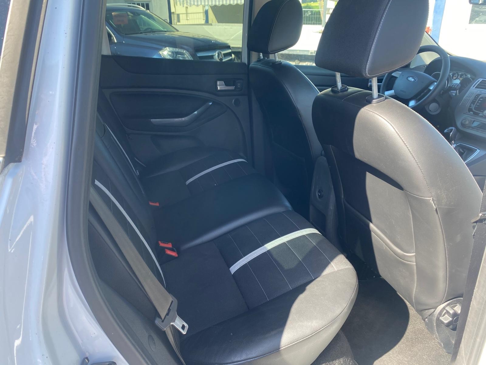 FORD Kuga 2.5 Turbo Titanium 4WD-image-8