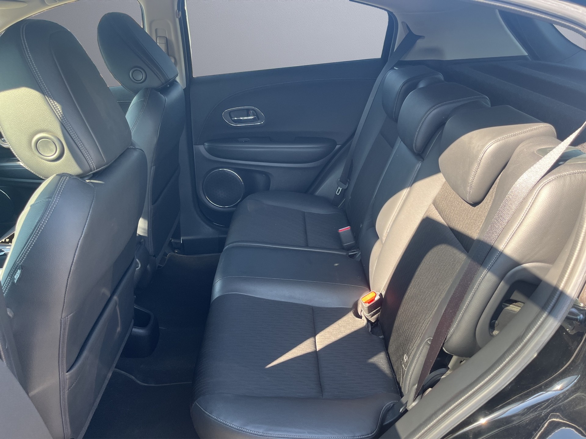 HONDA HR-V 1.5i-VTEC Executive-image-12