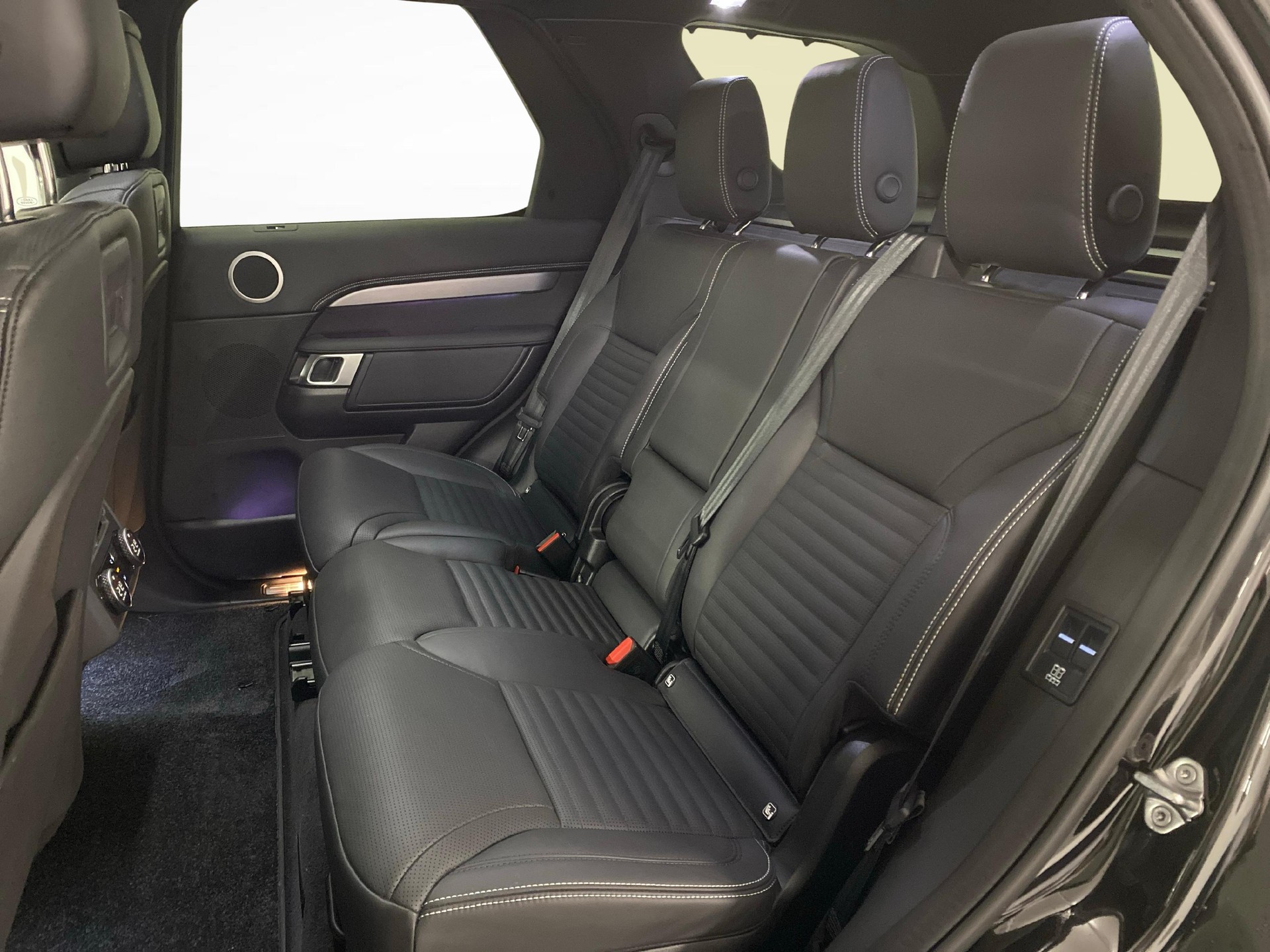 LAND ROVER Discovery 3.0 D I6 350 Dynamic HSE-image-11