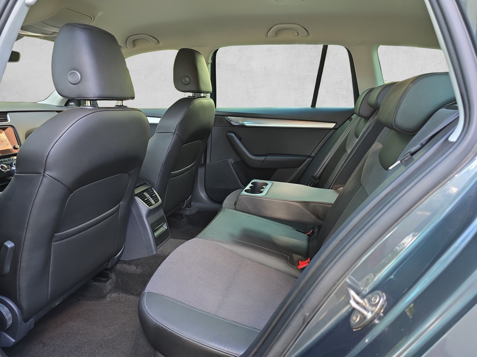 SKODA Octavia Combi 2.0 TDI 4x4 DSG-image-10