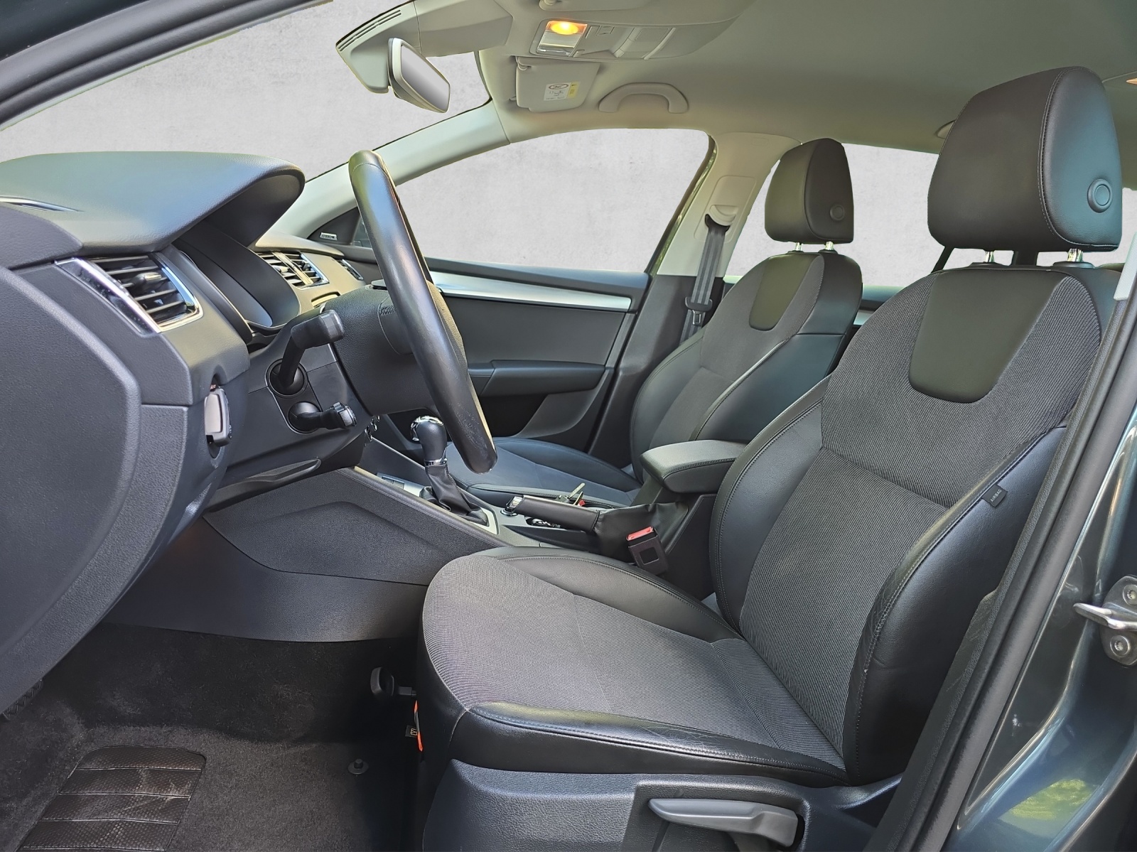 SKODA Octavia Combi 2.0 TDI 4x4 DSG-image-8