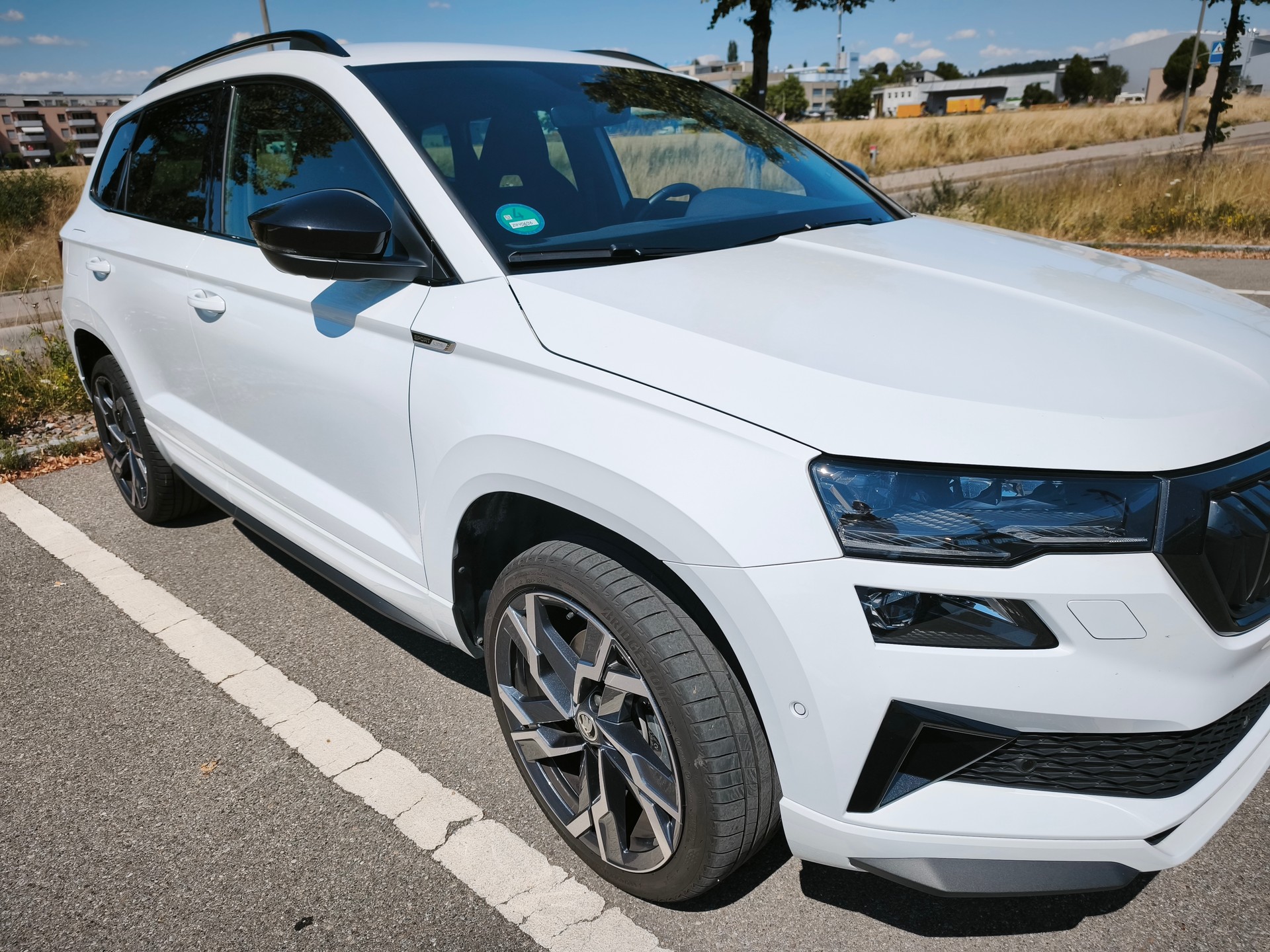 SKODA Karoq 1.5 TSI SportLine DSG*Standheizung*Anhängerkupplung*CH-Fahrzeug-image-0