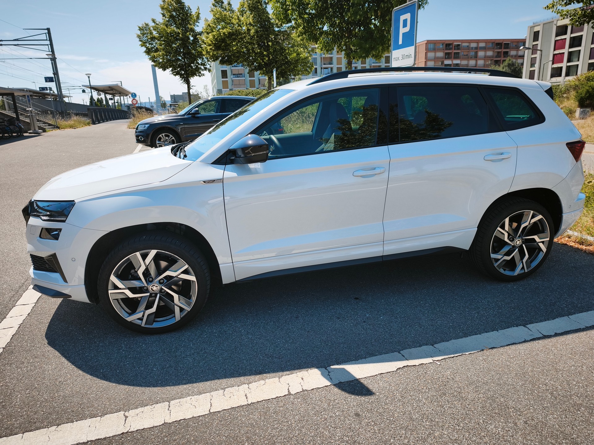 SKODA Karoq 1.5 TSI SportLine DSG*Standheizung*Anhängerkupplung*CH-Fahrzeug-image-1