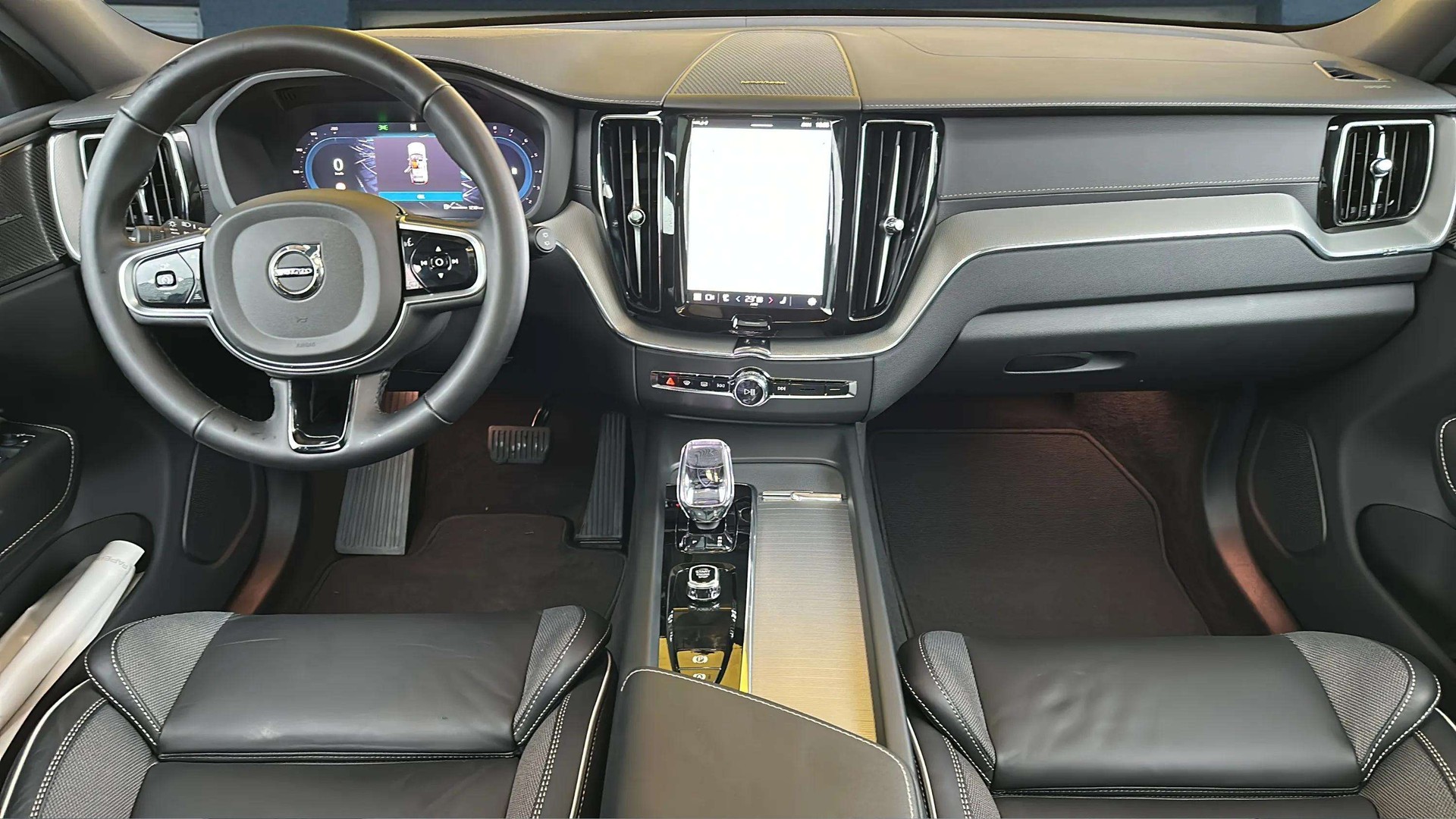VOLVO XC60 B5 Benzin Mild Hybrid AWD Ultra Dark Geartronic mit AHK & Panoramadach & 5J Werksgarantie oder bis 200000km-image-9