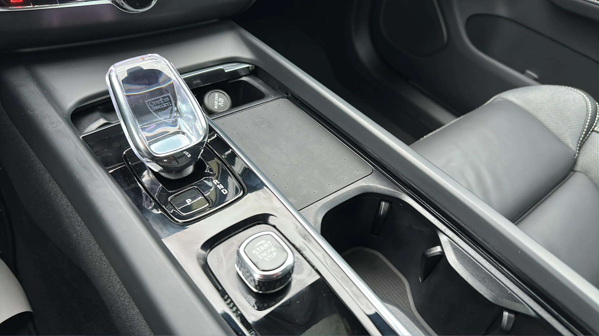 VOLVO XC60 B5 Benzin Mild Hybrid AWD Ultra Dark Geartronic mit AHK & Panoramadach & 5J Werksgarantie oder bis 200000km-image-20