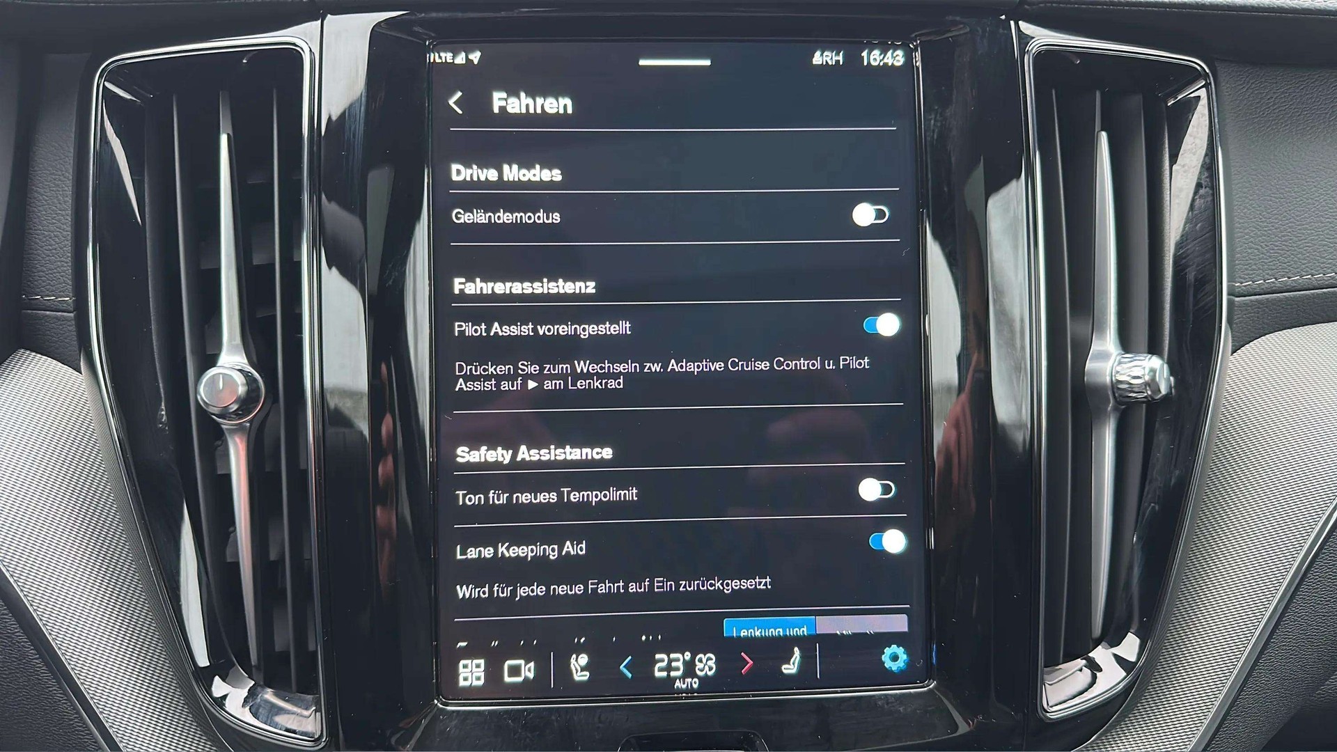 VOLVO XC60 B5 Benzin Mild Hybrid AWD Ultra Dark Geartronic mit AHK & Panoramadach & 5J Werksgarantie oder bis 200000km-image-18
