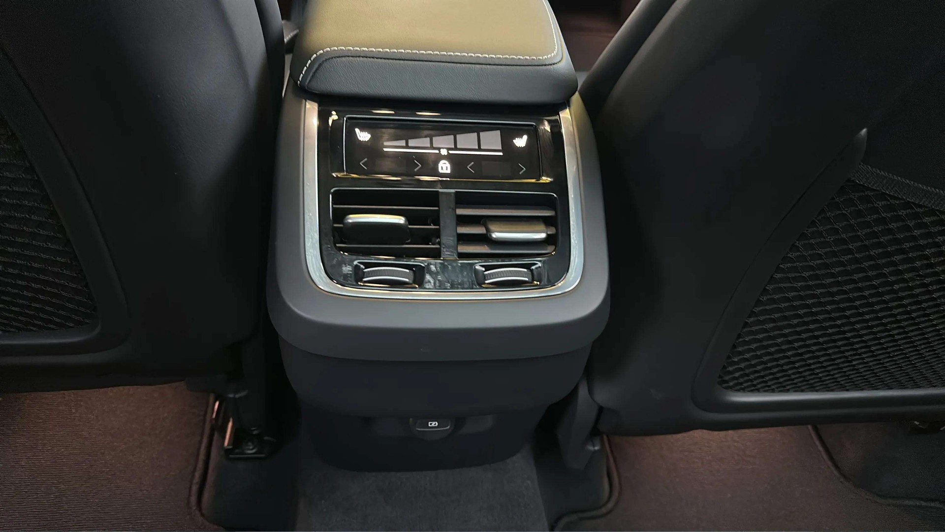 VOLVO XC60 B5 Benzin Mild Hybrid AWD Ultra Dark Geartronic mit AHK & Panoramadach & 5J Werksgarantie oder bis 200000km-image-23