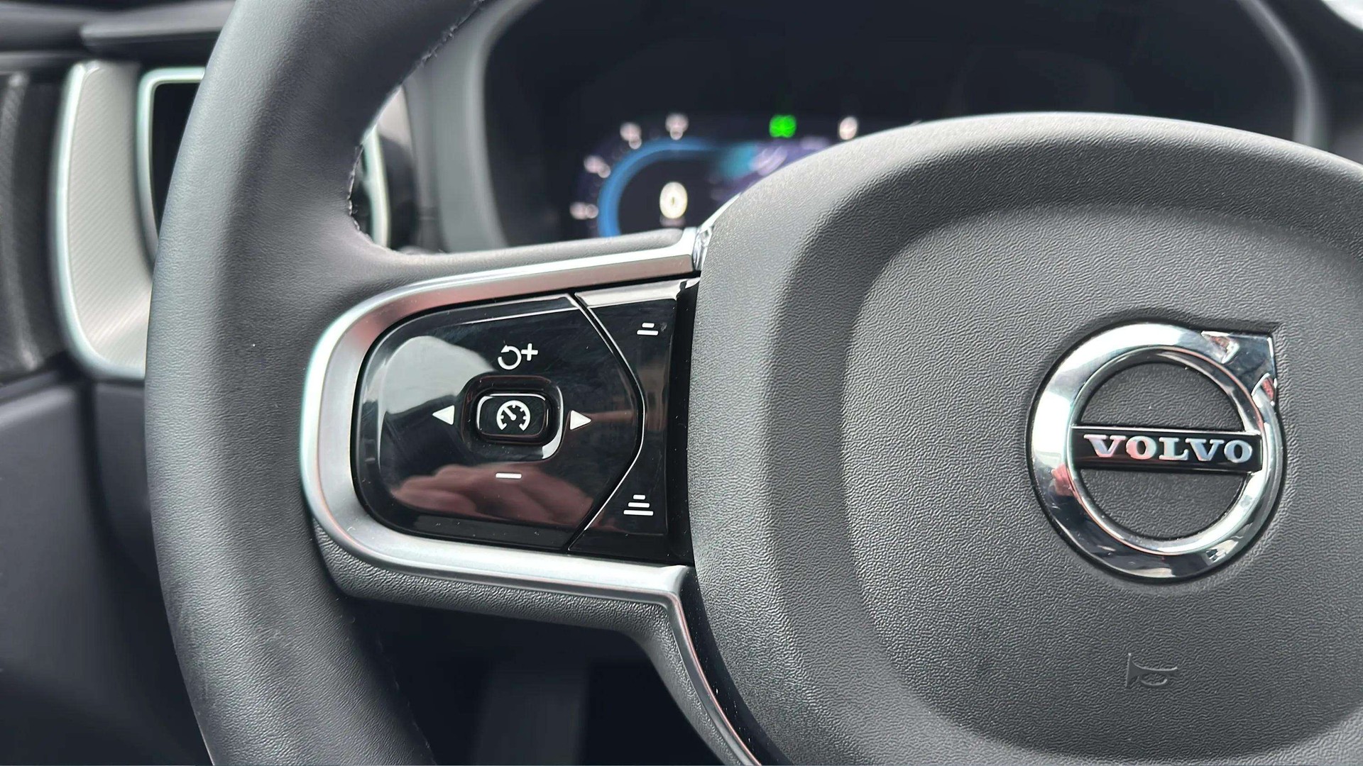 VOLVO XC60 B5 Benzin Mild Hybrid AWD Ultra Dark Geartronic mit AHK & Panoramadach & 5J Werksgarantie oder bis 200000km-image-26