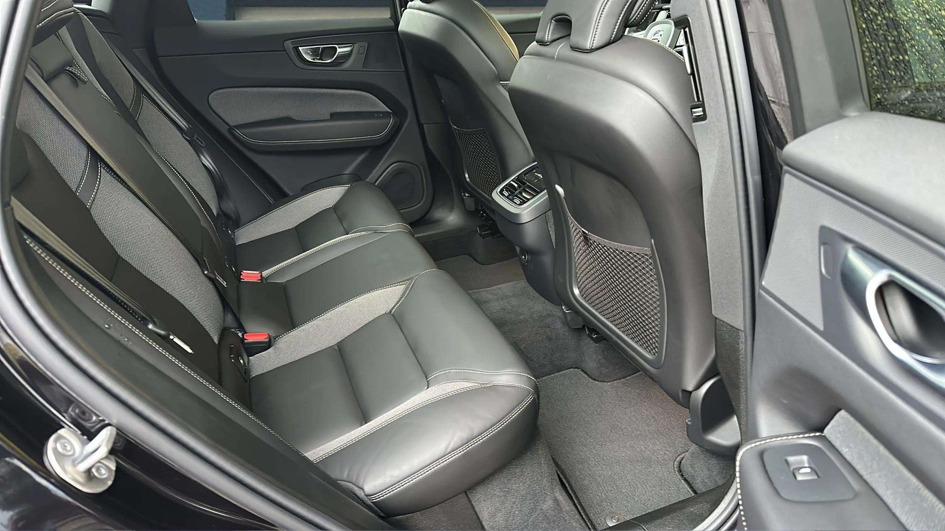 VOLVO XC60 B5 Benzin Mild Hybrid AWD Ultra Dark Geartronic mit AHK & Panoramadach & 5J Werksgarantie oder bis 200000km-image-13