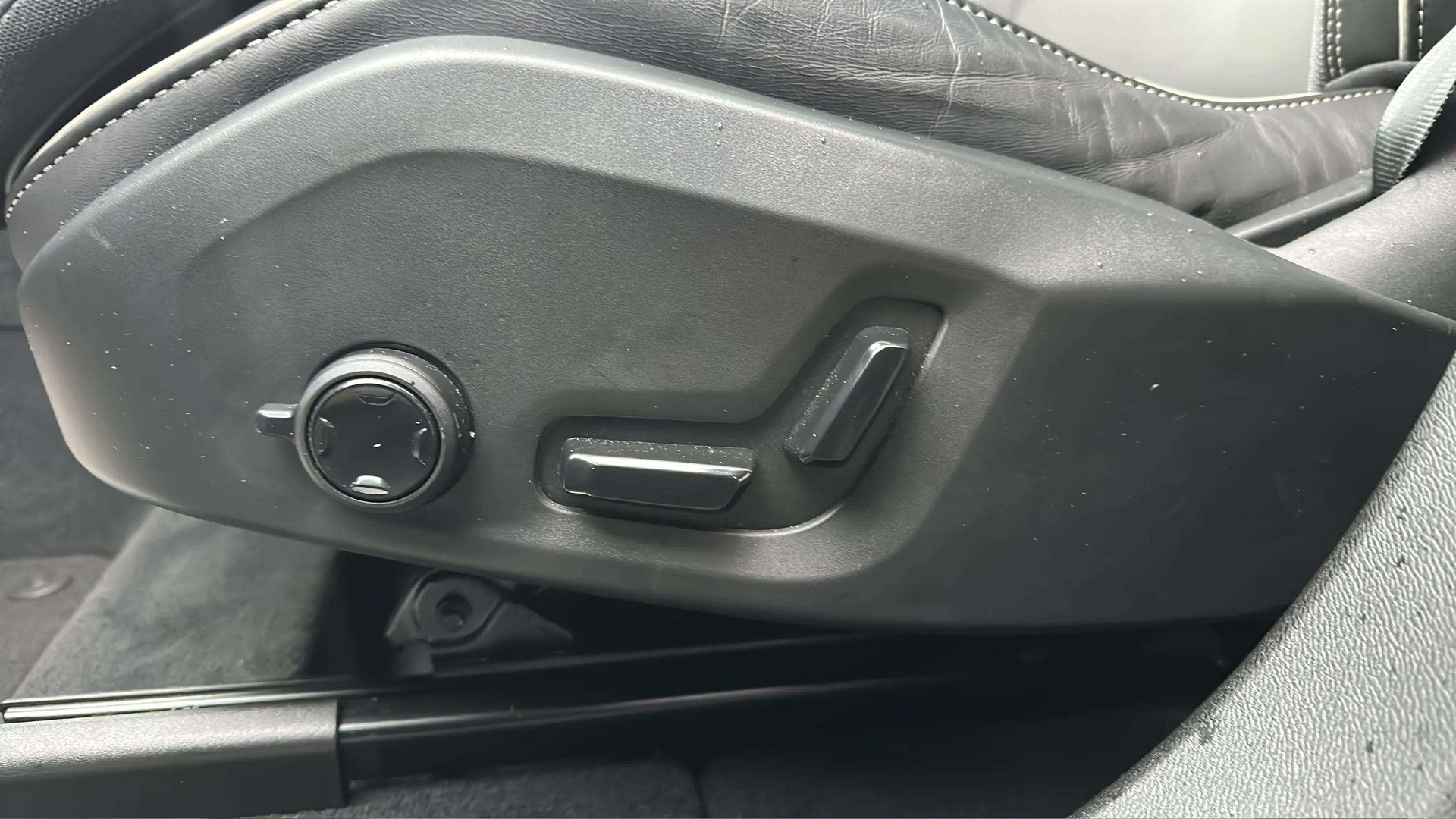 VOLVO XC60 B5 Benzin Mild Hybrid AWD Ultra Dark Geartronic mit AHK & Panoramadach & 5J Werksgarantie oder bis 200000km-image-24