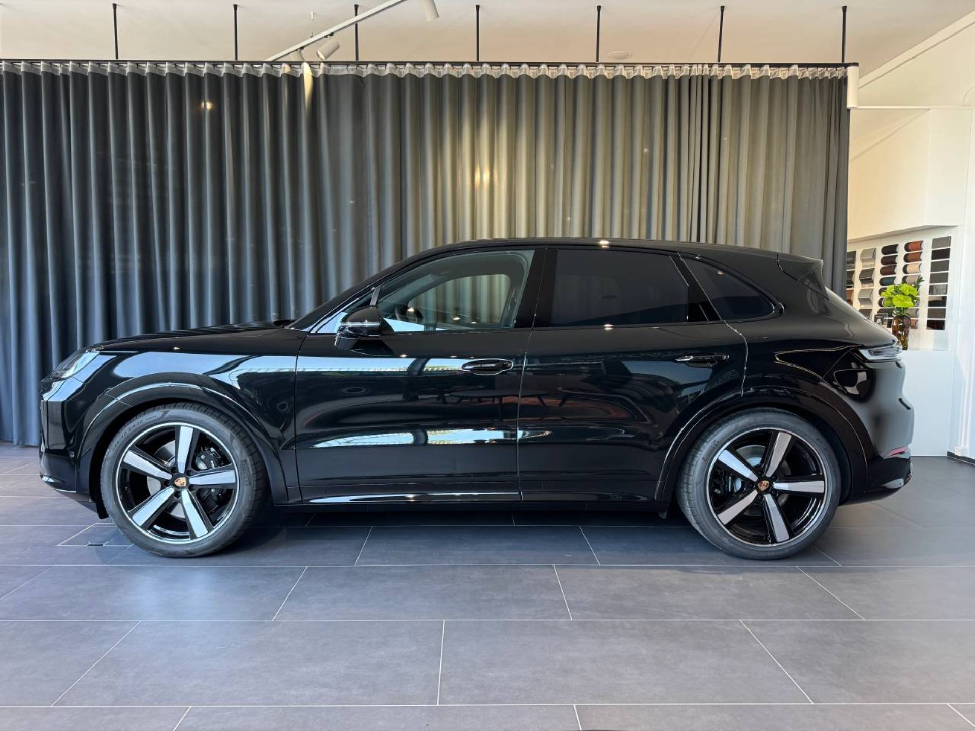 PORSCHE Cayenne GTS-showroom-element-1