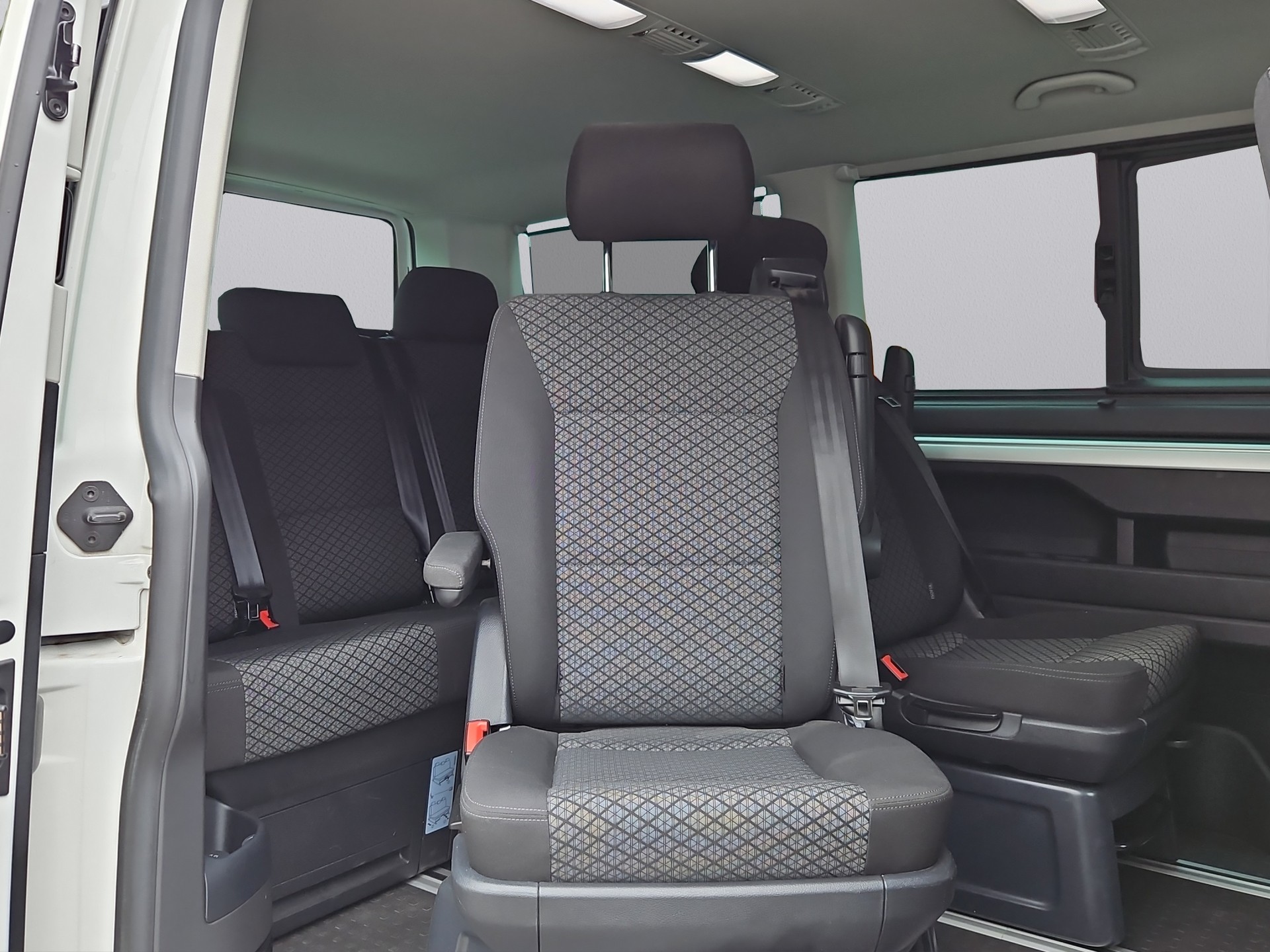 VW T6.1 Multivan 2.0 TDI Trendline Liberty 4Motion DSG-image-9