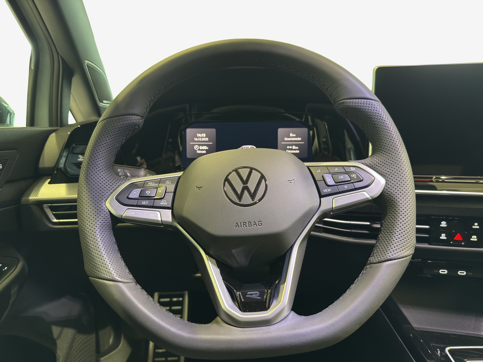 VW Golf 1.5 e TSI mHEV R-Line DSG-image-8