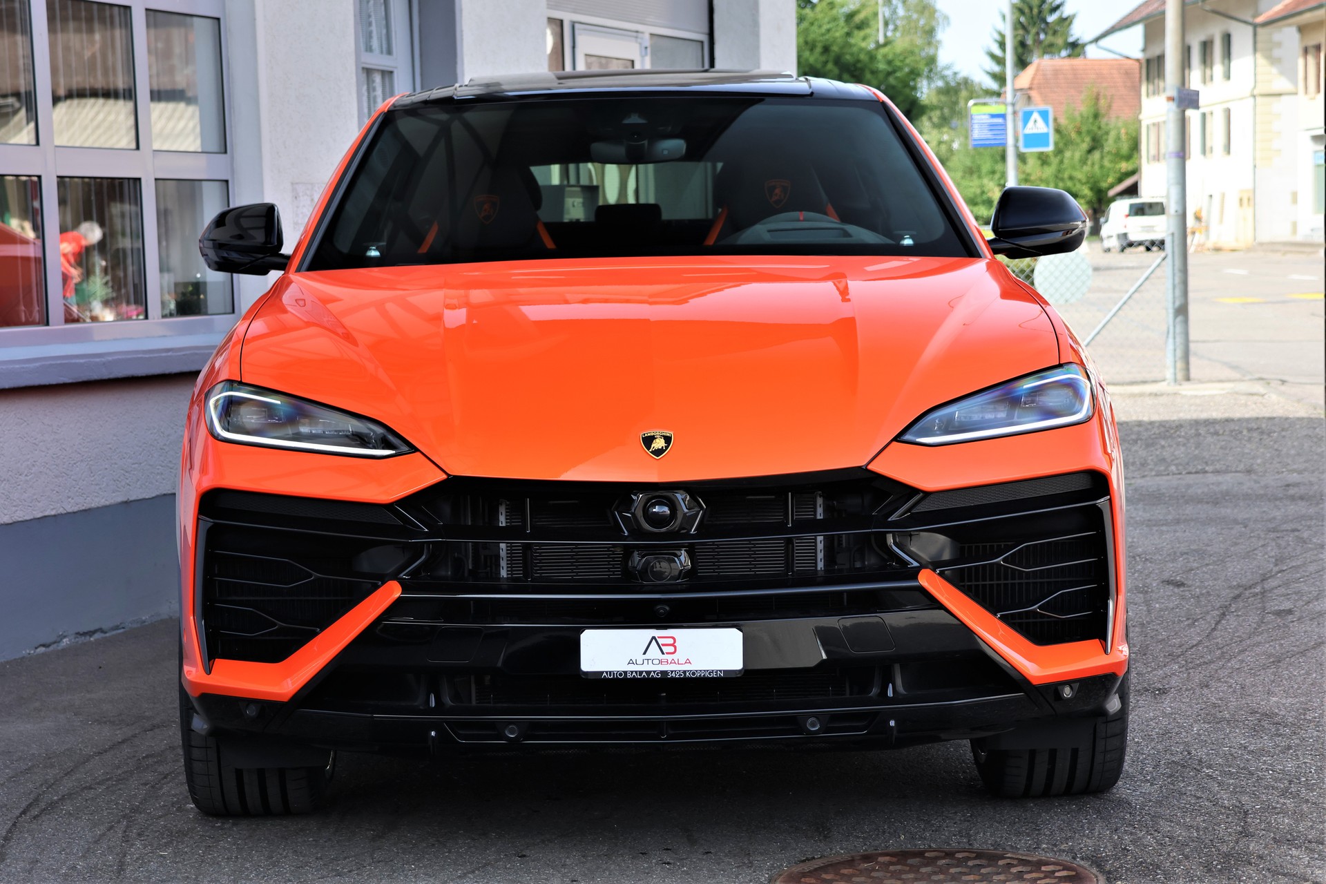 LAMBORGHINI Urus SE *ARANCIAEGON*-showroom-element-1