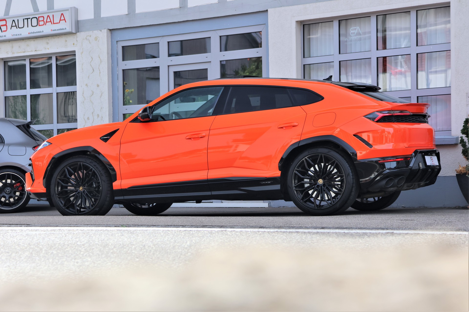 LAMBORGHINI Urus SE *ARANCIAEGON*-showroom-element-3