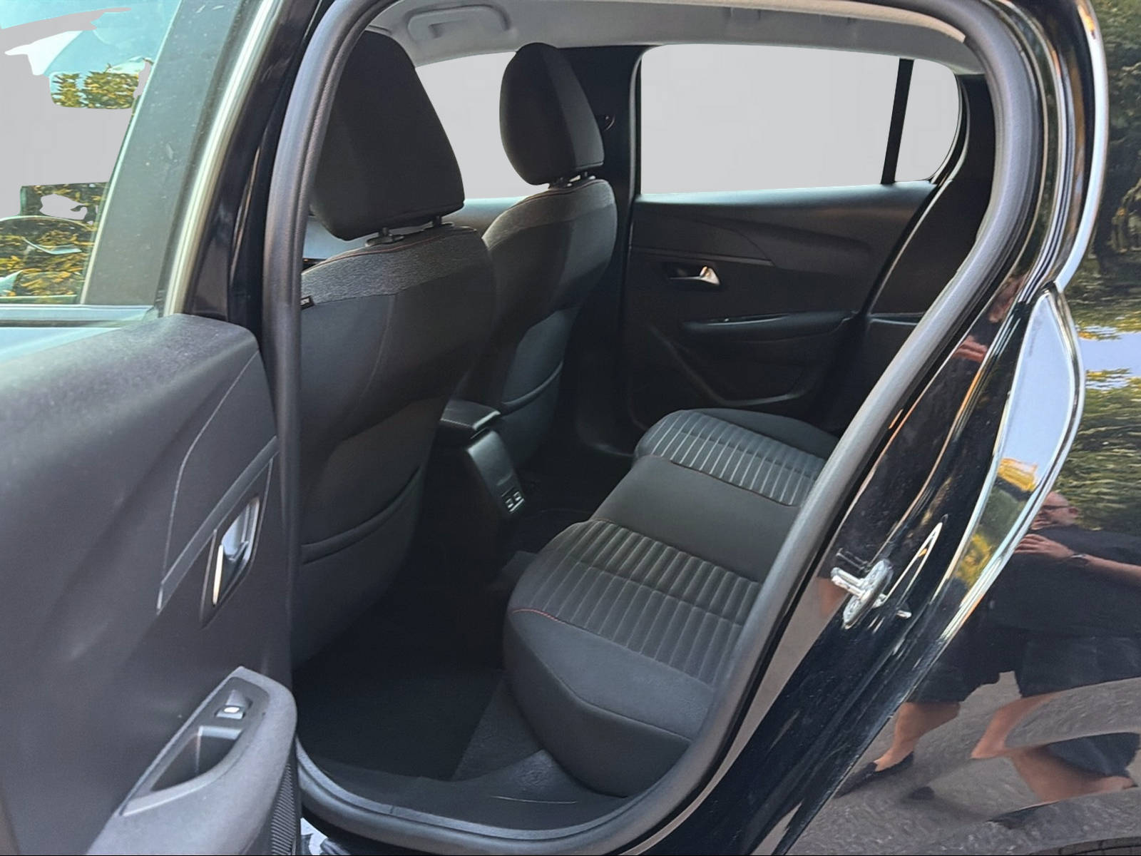 PEUGEOT 208 1.2 PureTech Active Pack EAT8-image-12