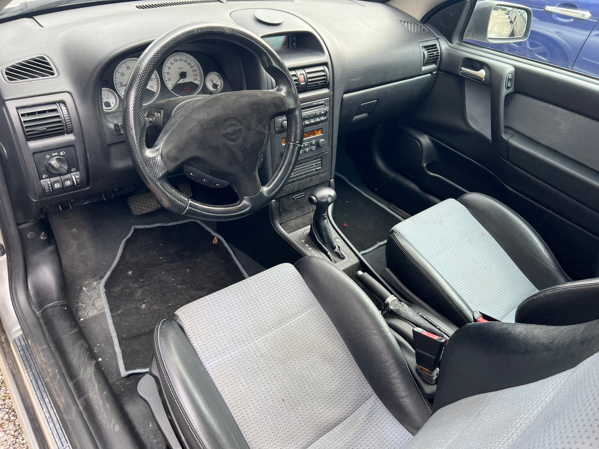 OPEL Astra Coupé 2.2i 16V Edition-image-5